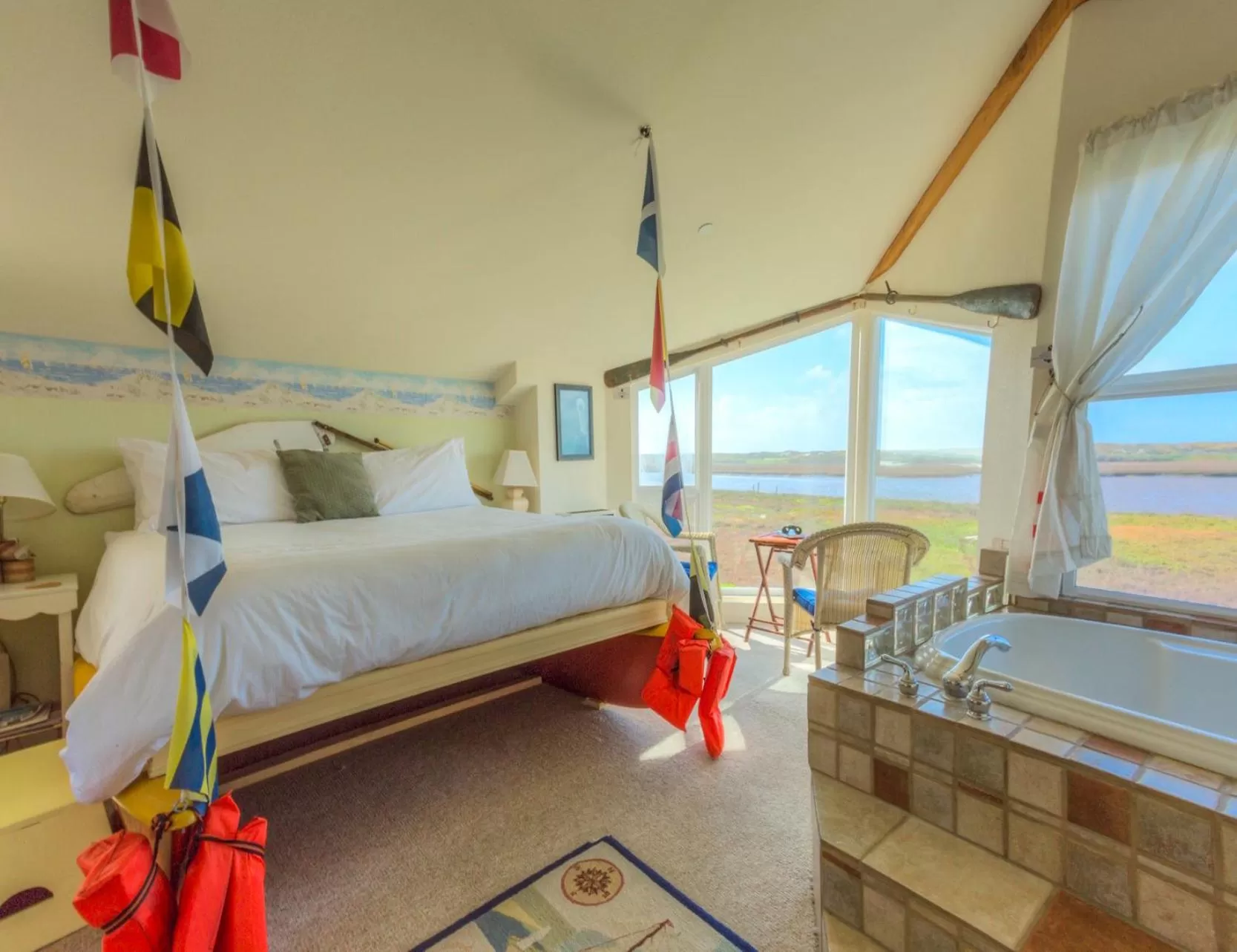 Bathroom, Bed in Captain's Inn at Moss Landing