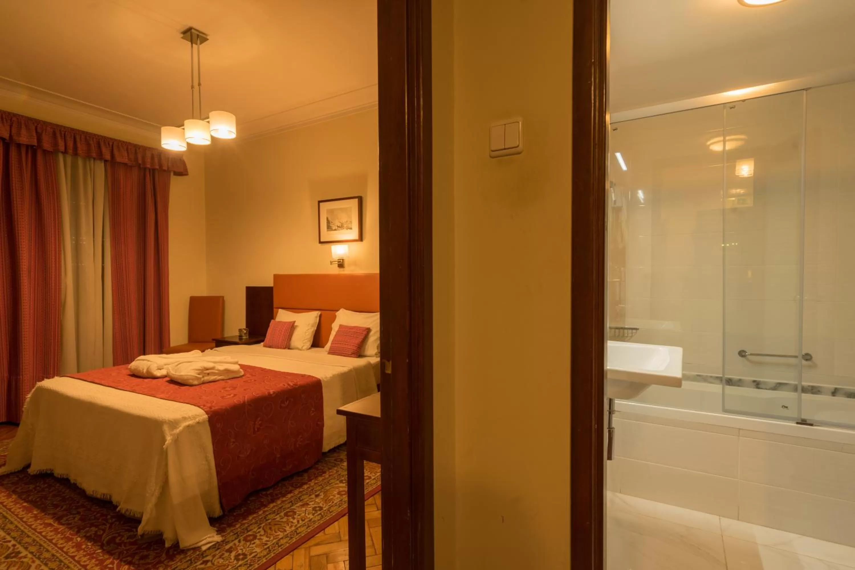 Bathroom, Bed in Pao de Acucar Hotel