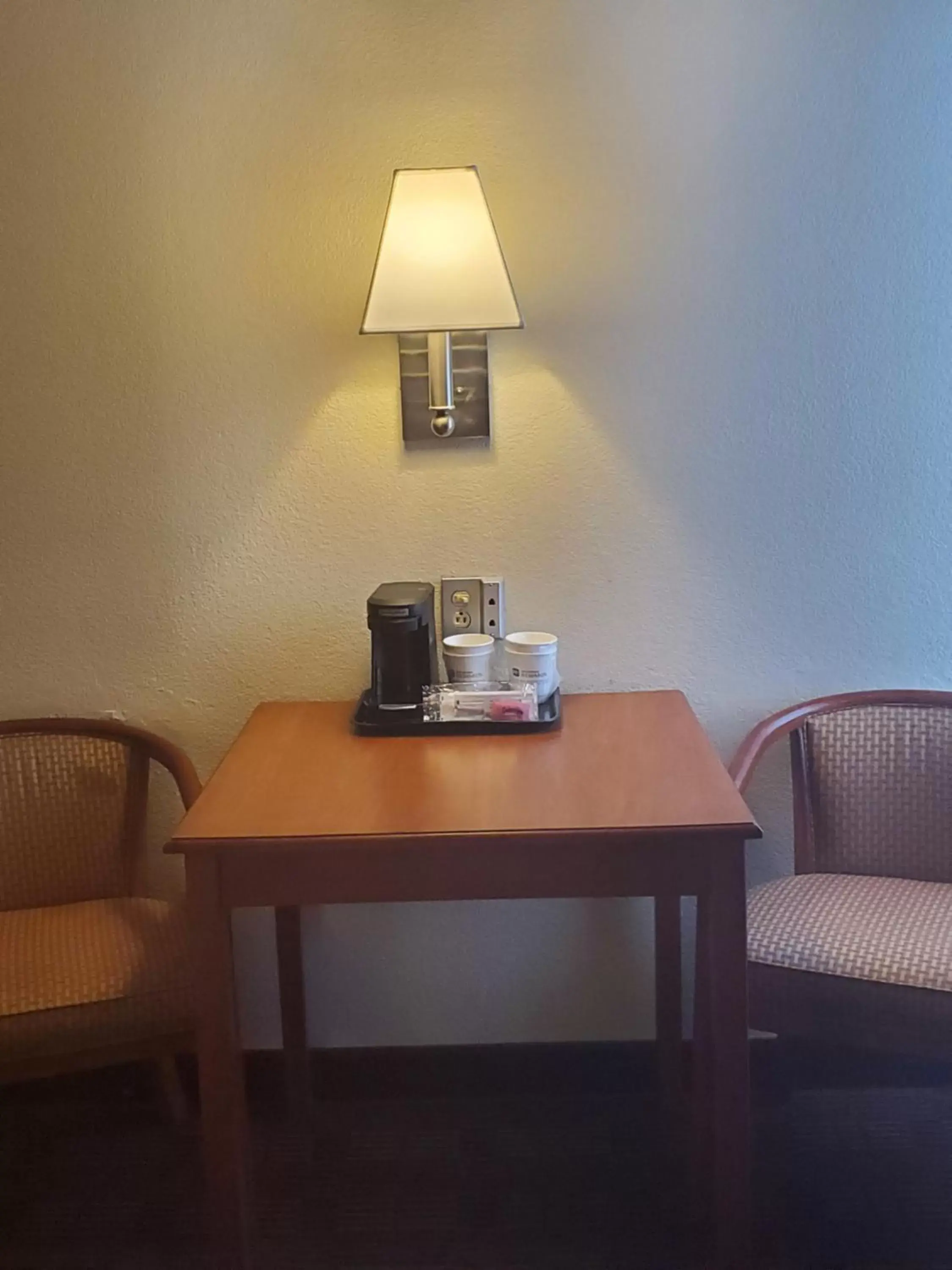 Bedroom, Seating Area in SureStay Hotel by Best Western East Brunswick