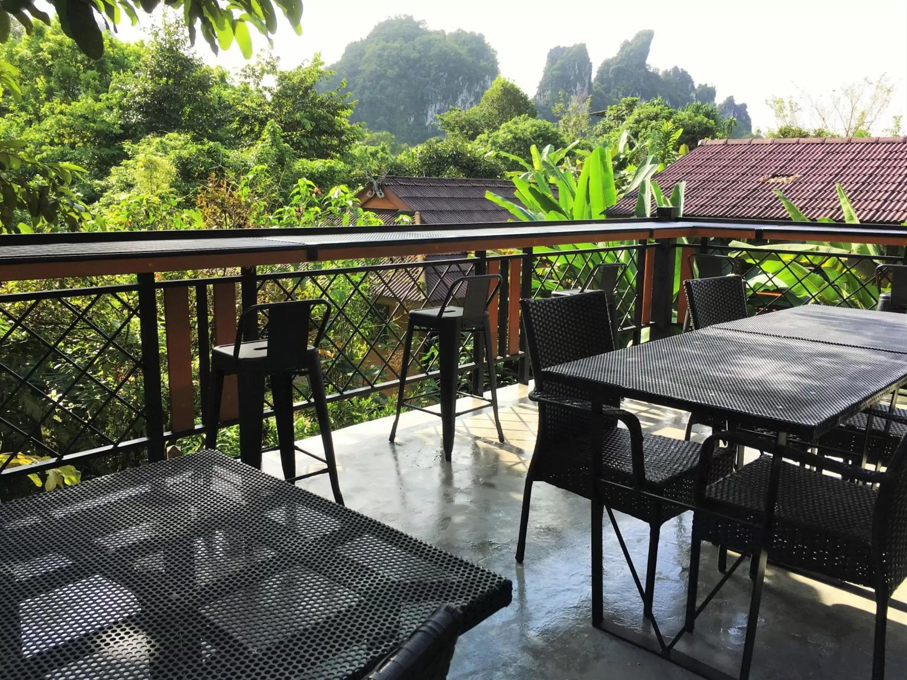 Restaurant/places to eat, Balcony/Terrace in Khao Sok Morning Mist Resort