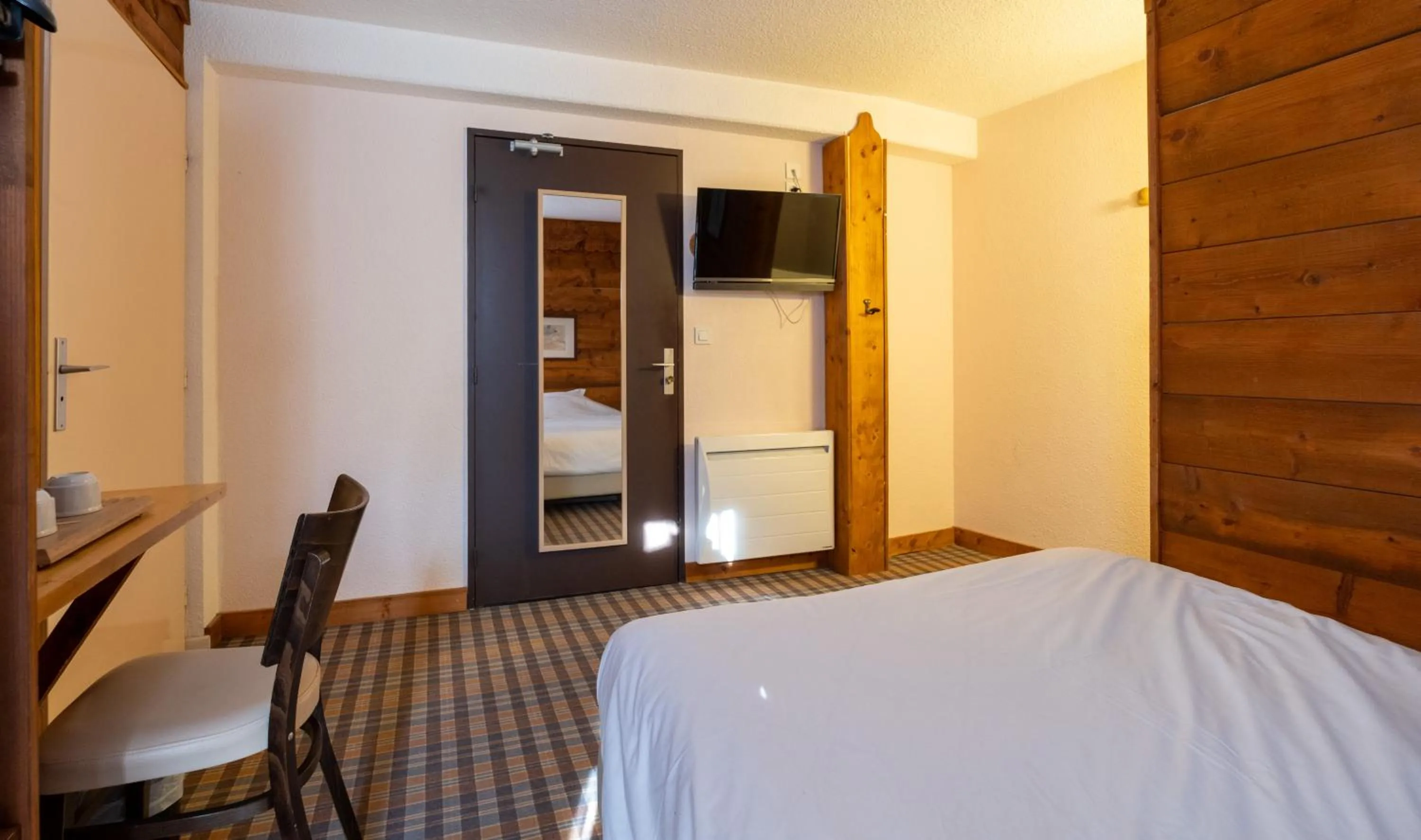 Bed in Cit'Hotel Le Montreal