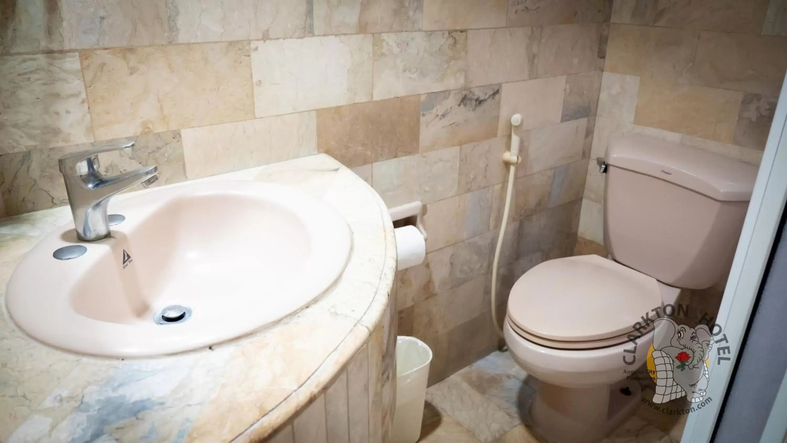 Bathroom in Clarkton Hotel Apartment