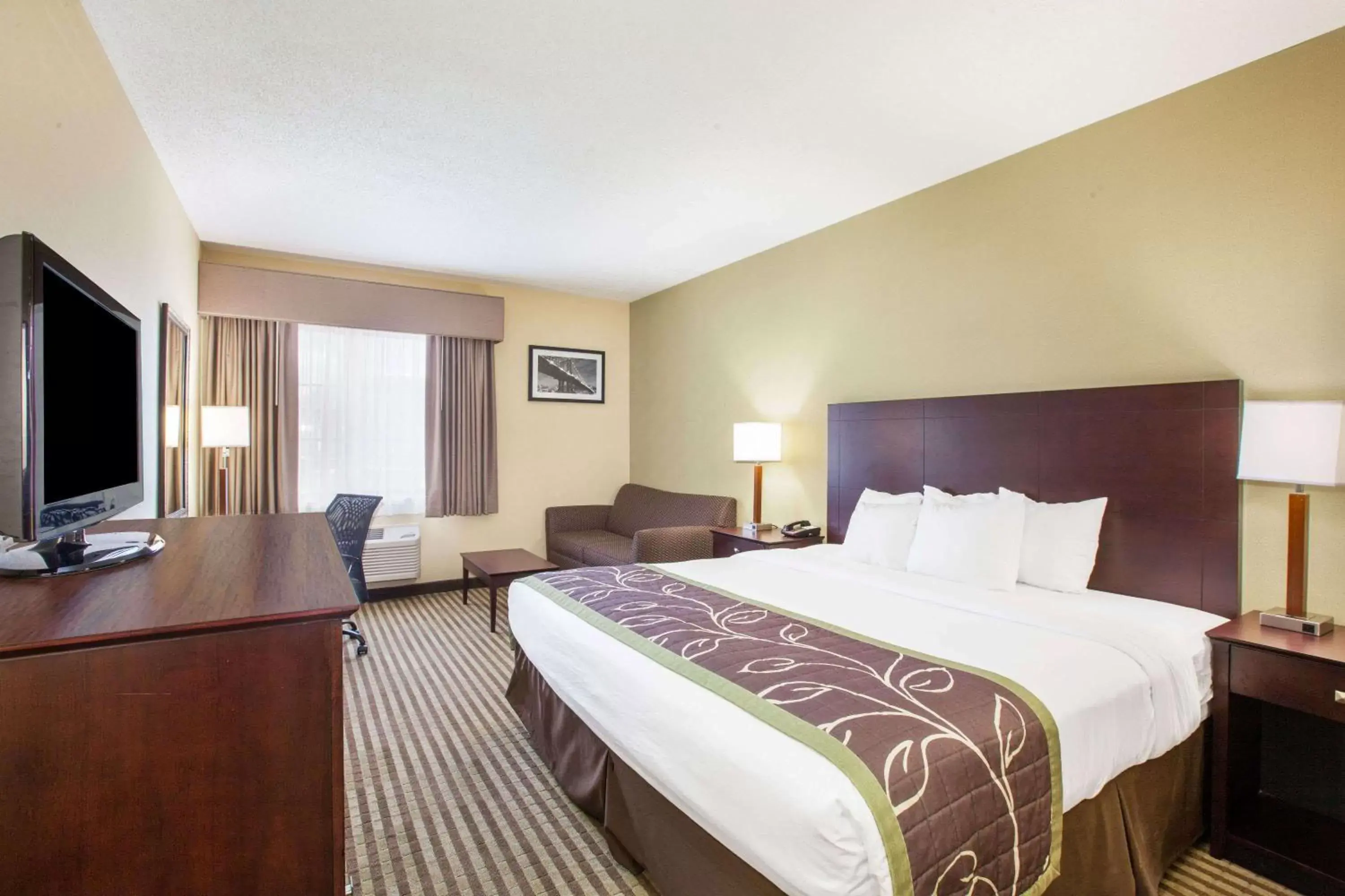 Photo of the whole room, Bed in Days Inn by Wyndham Brewerton/ Syracuse near Oneida Lake Photo of the whole room, Bed in Days Inn by Wyndham Brewerton/ Syracuse near Oneida Lake