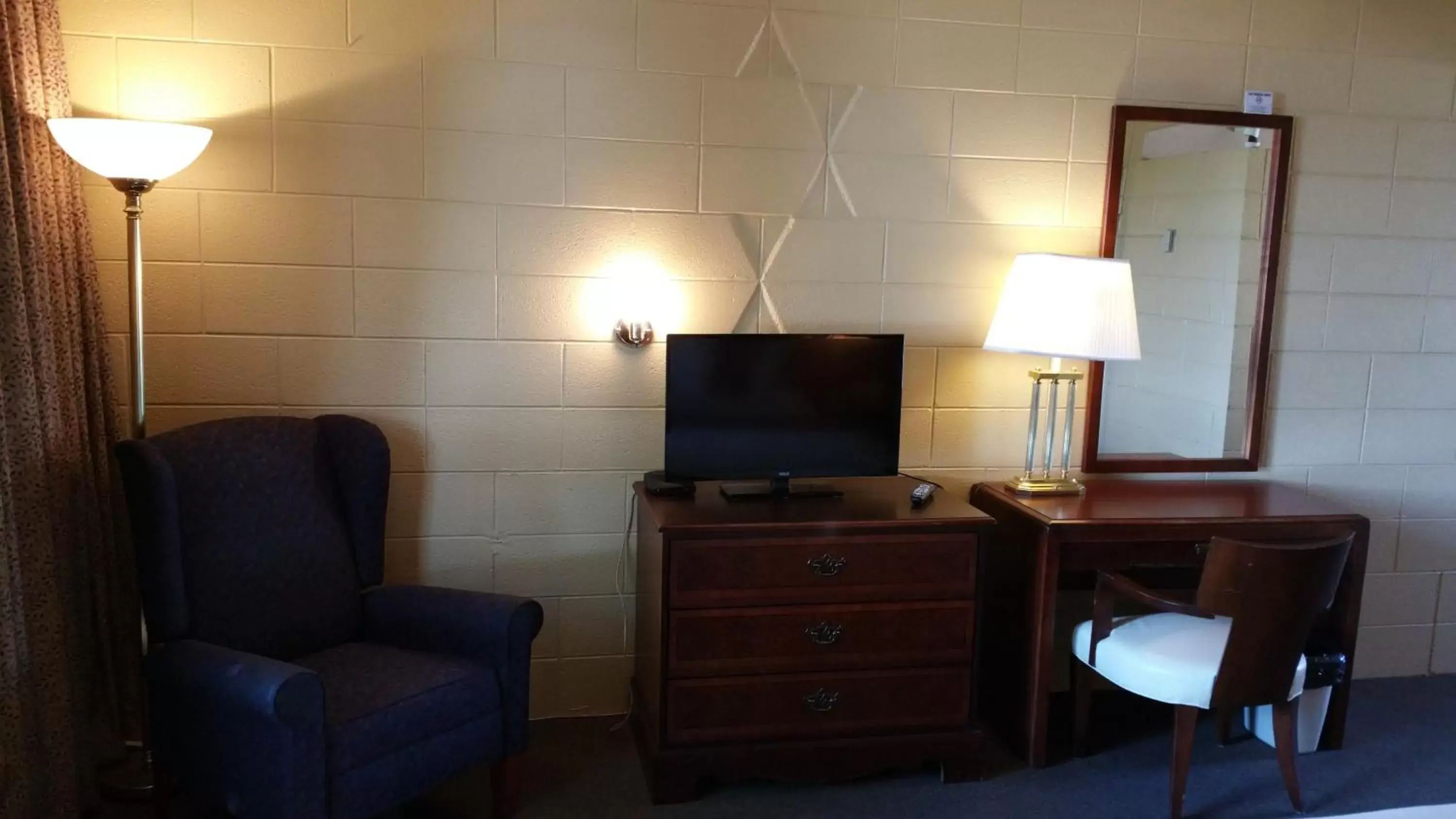 TV and multimedia, Seating Area in Riverview Motel