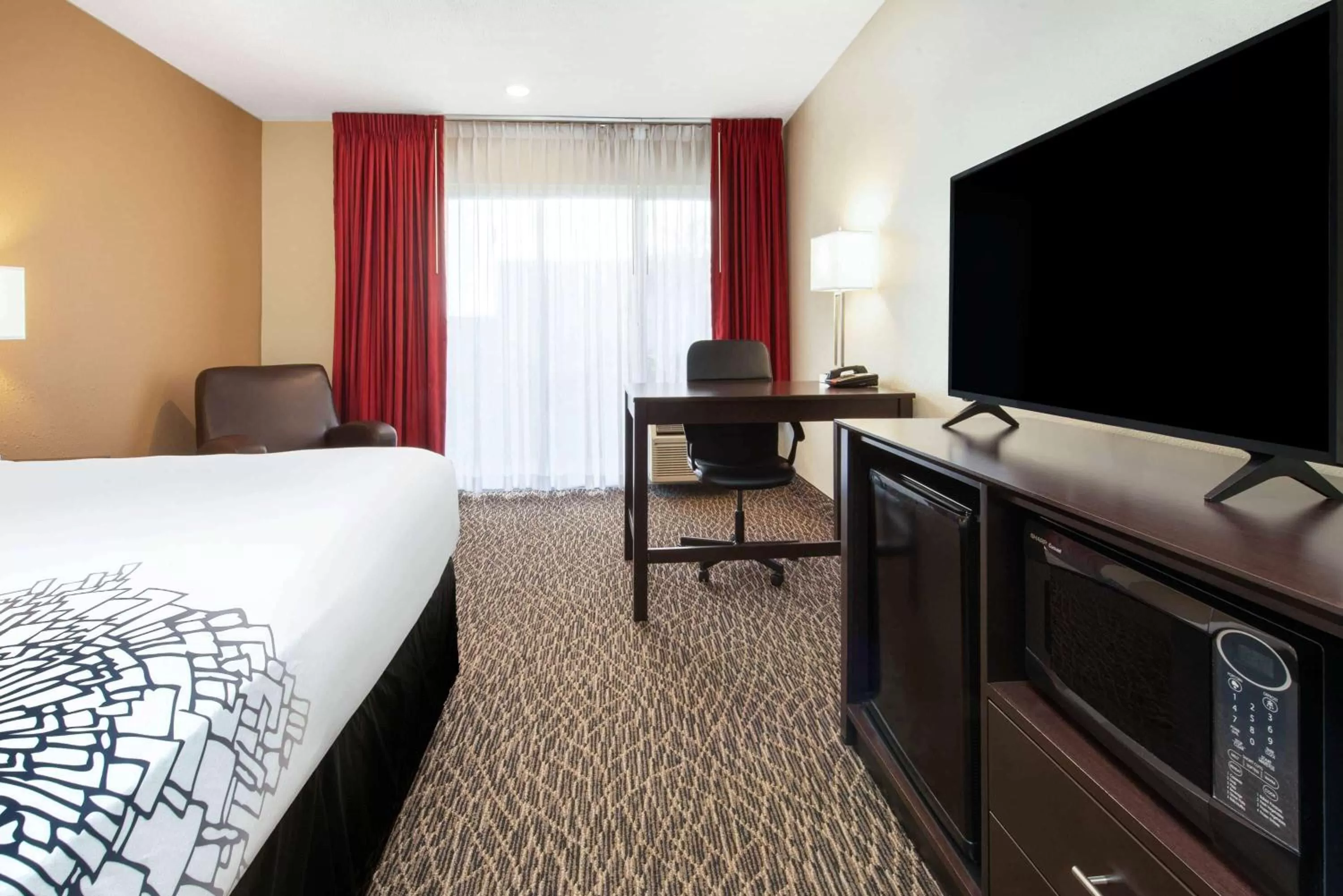 Photo of the whole room, Bed in La Quinta by Wyndham Clearwater Central