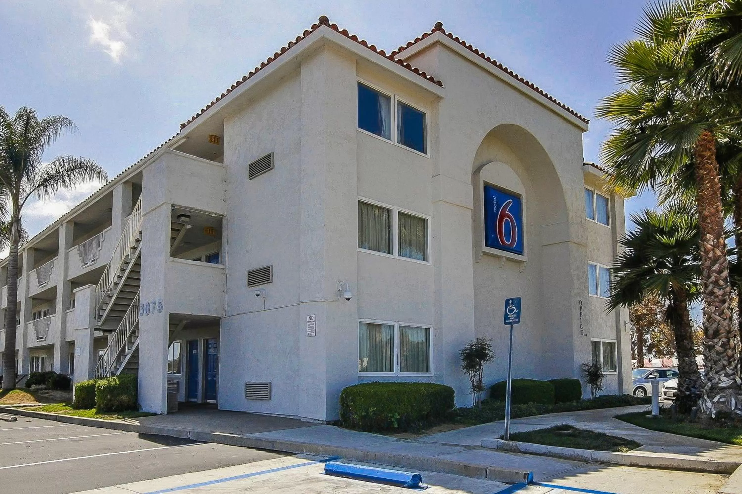 Facade/entrance in Motel 6-Ventura, CA - South
