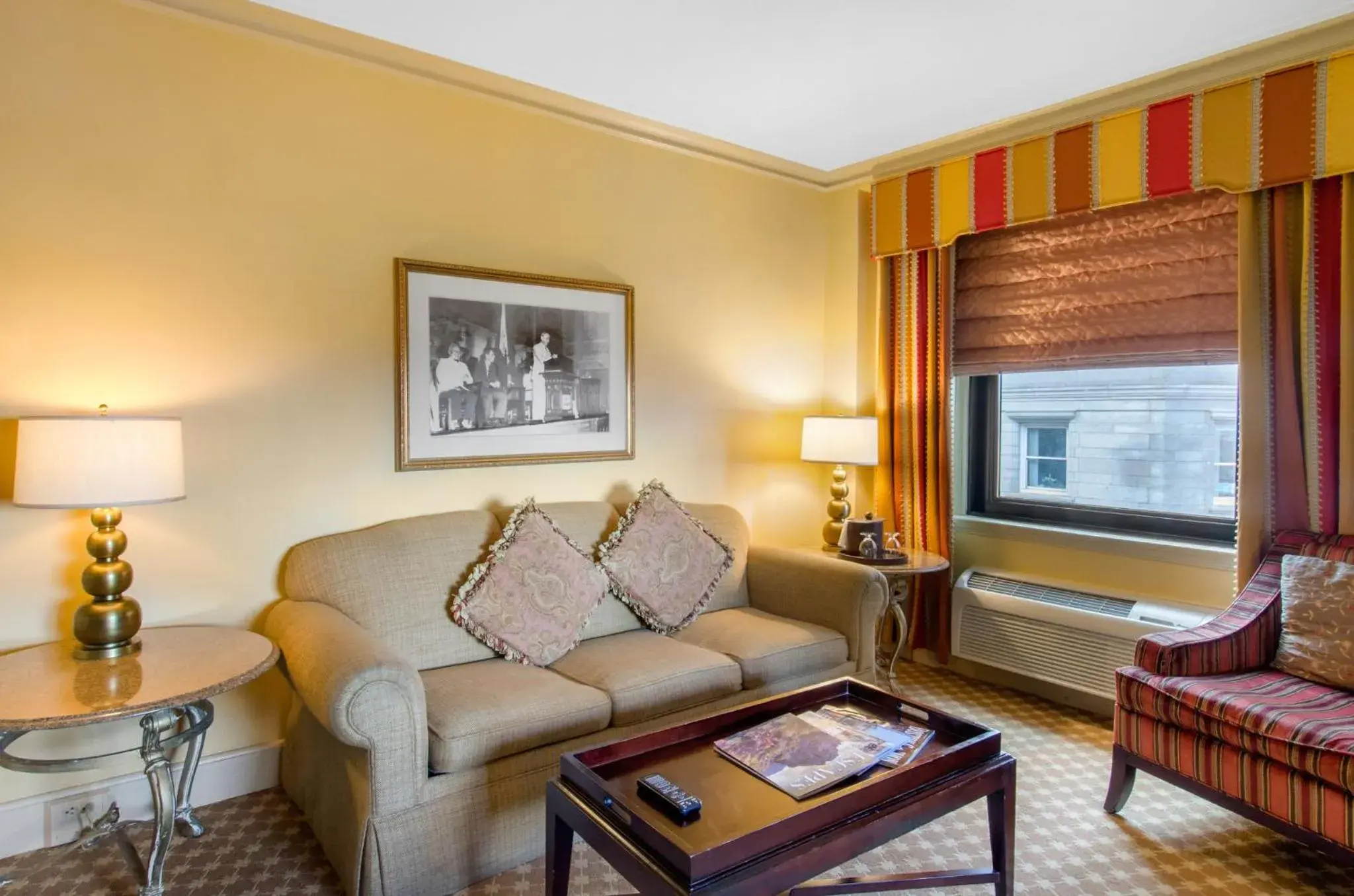 Bedroom, Seating Area in Boston Omni Parker House Hotel