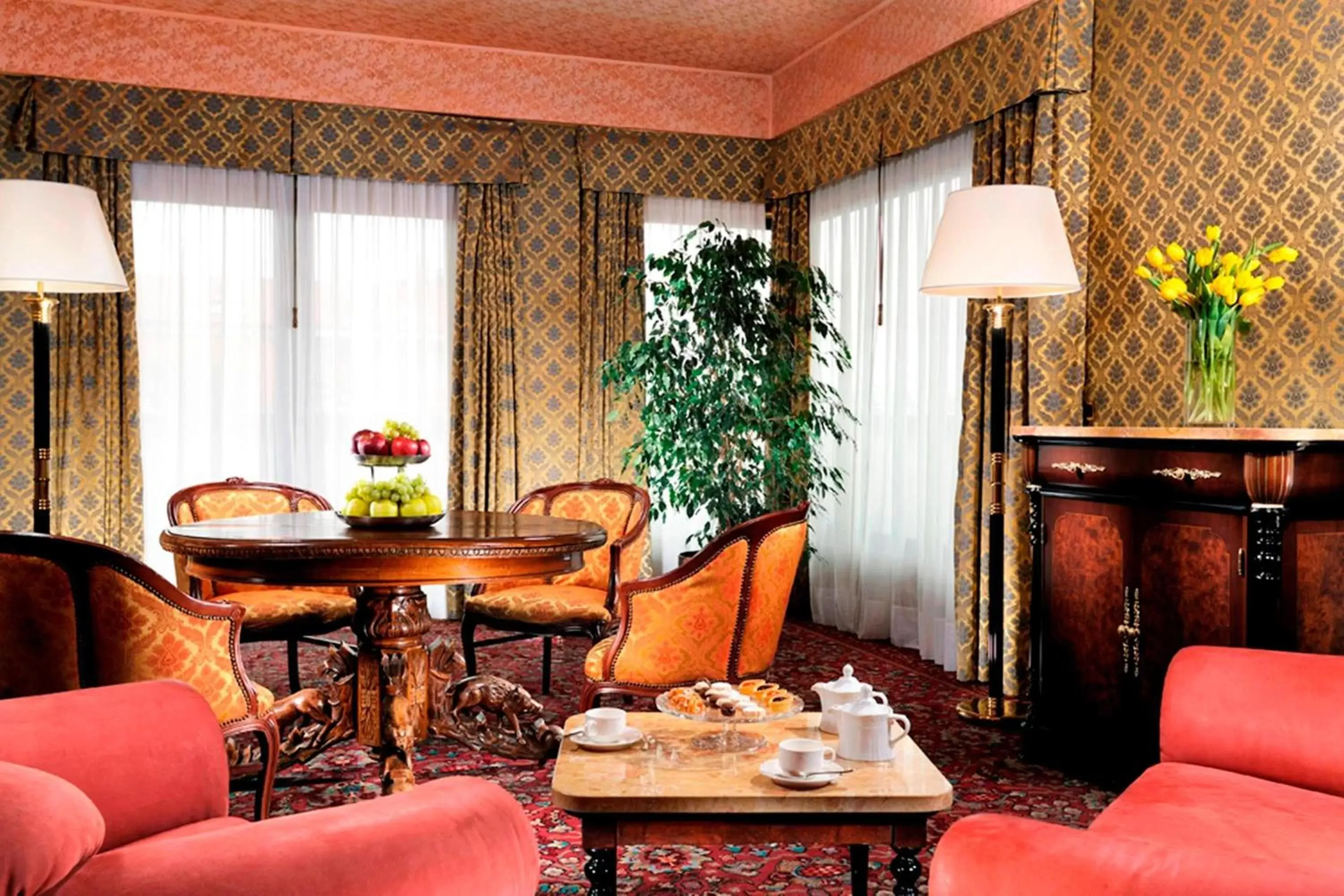 Photo of the whole room, Dining Area in Milan Marriott Hotel