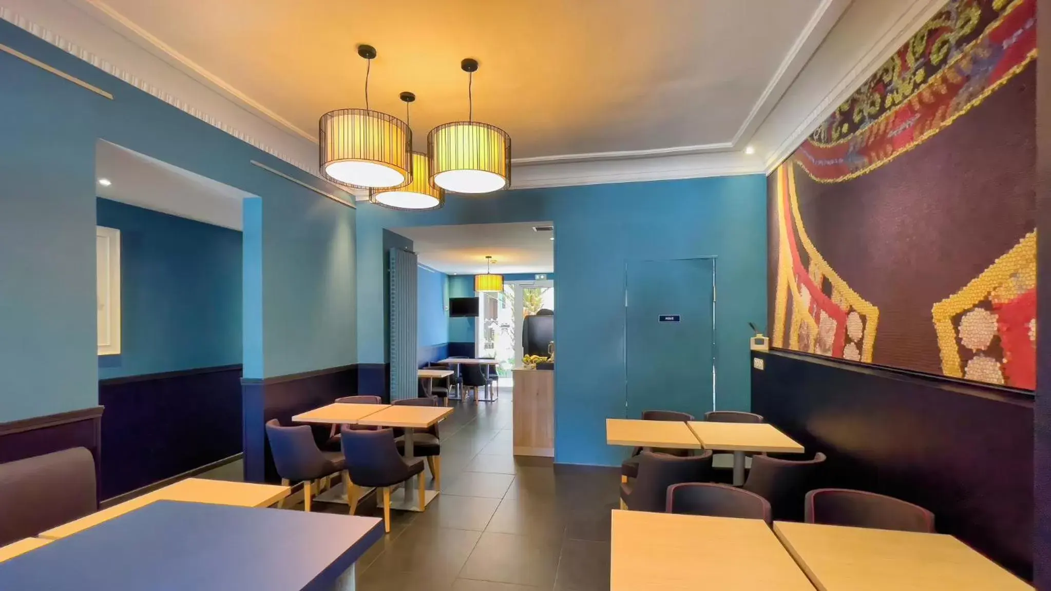 Communal lounge/ TV room, Restaurant/Places to Eat in Hotel De La Gare