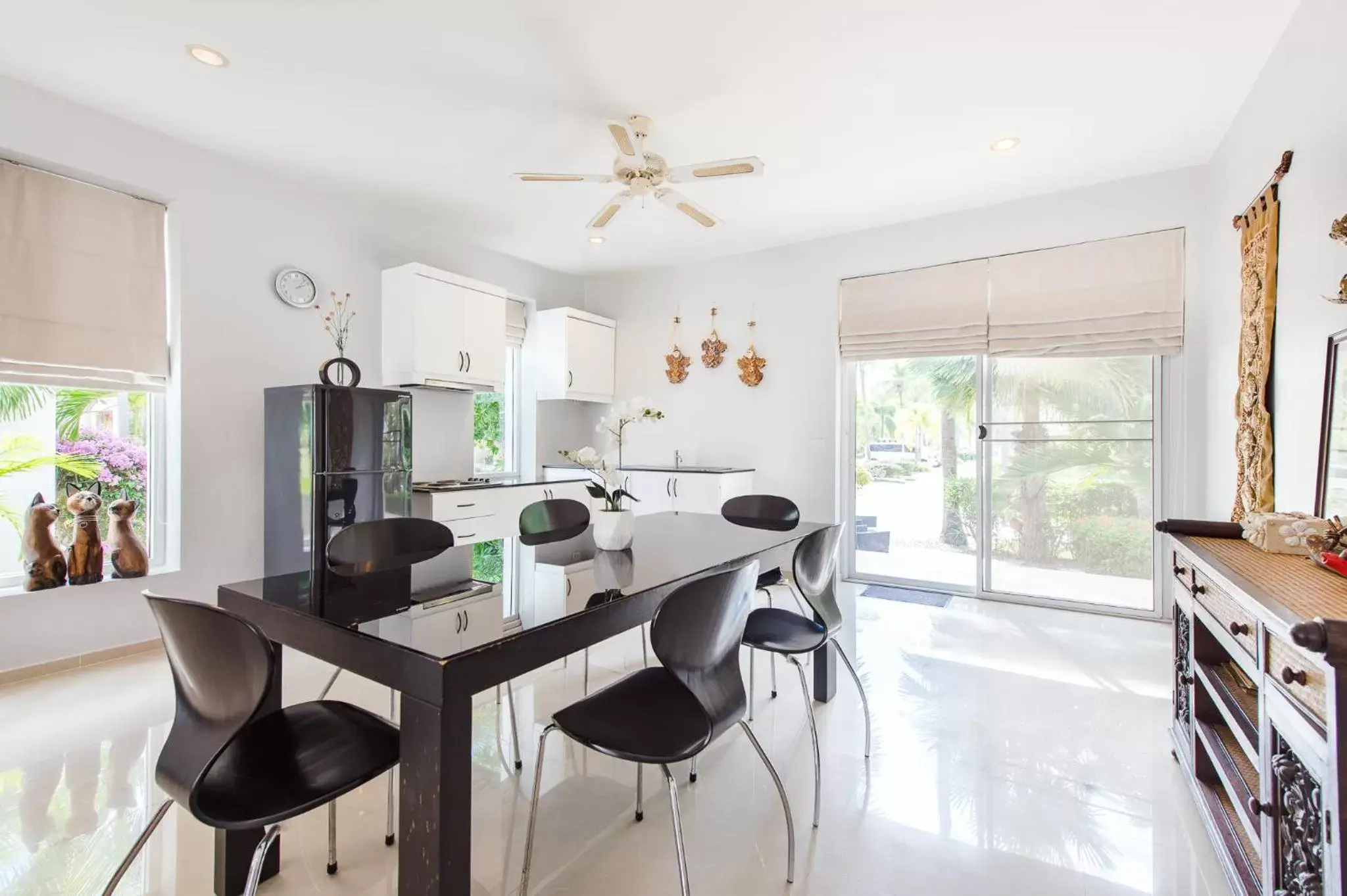 Dining area, Kitchen/Kitchenette in The Beach Village Resort