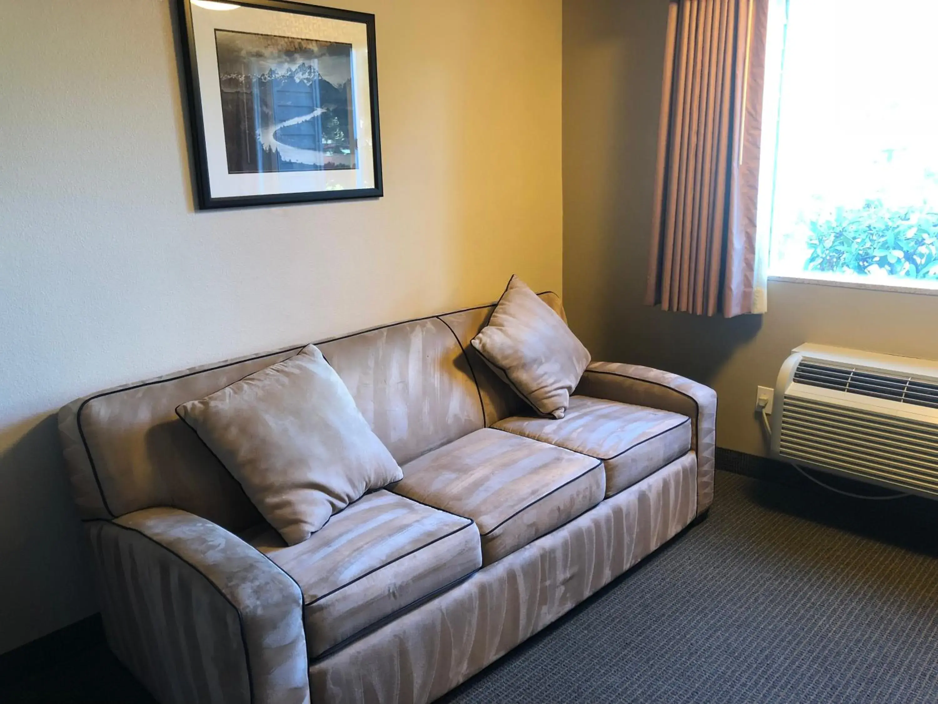 Living room, Seating Area in Shilo Inn Portland Rose Garden