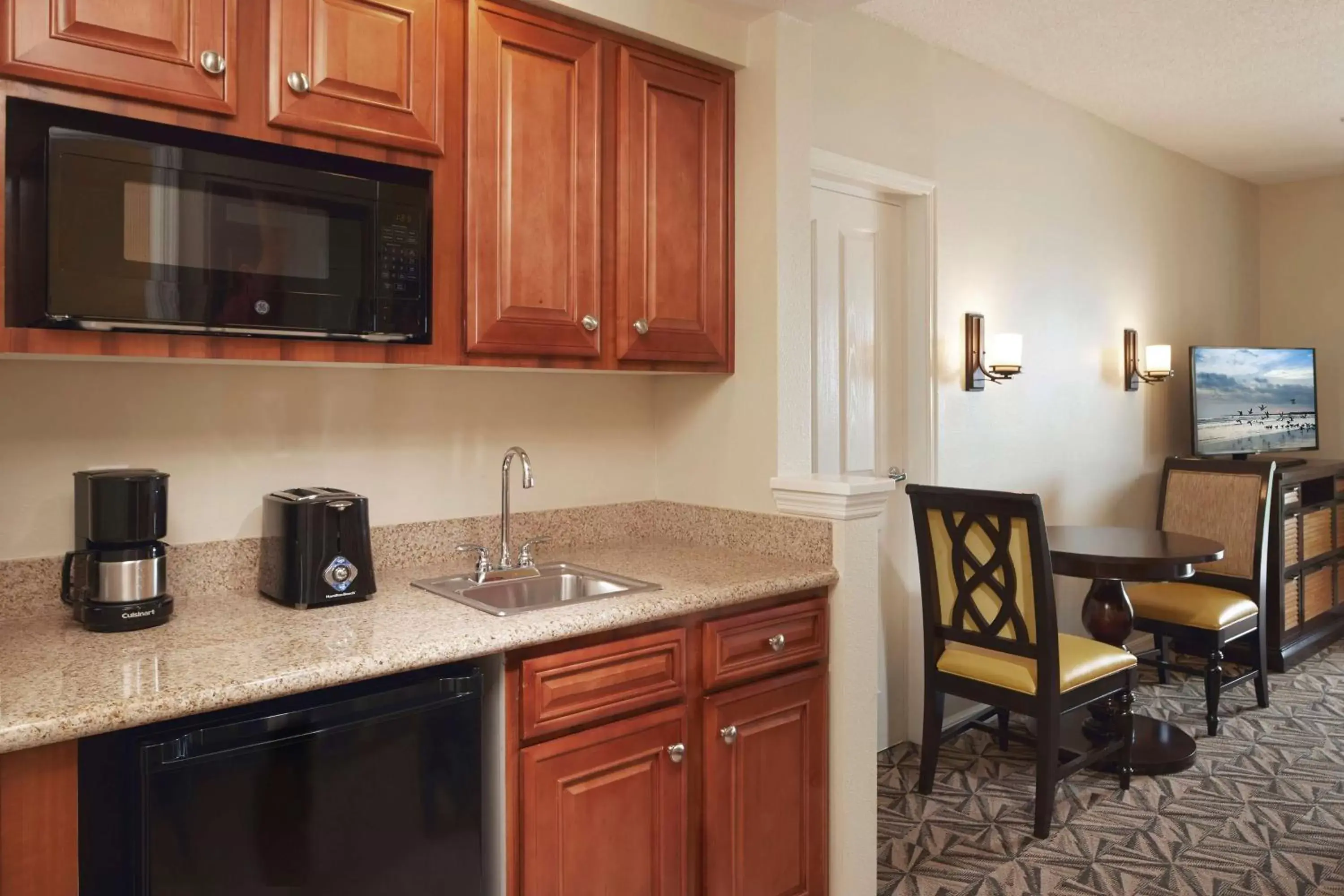 Bedroom, Kitchen/Kitchenette in Hilton Grand Vacations Club SeaWorld Orlando