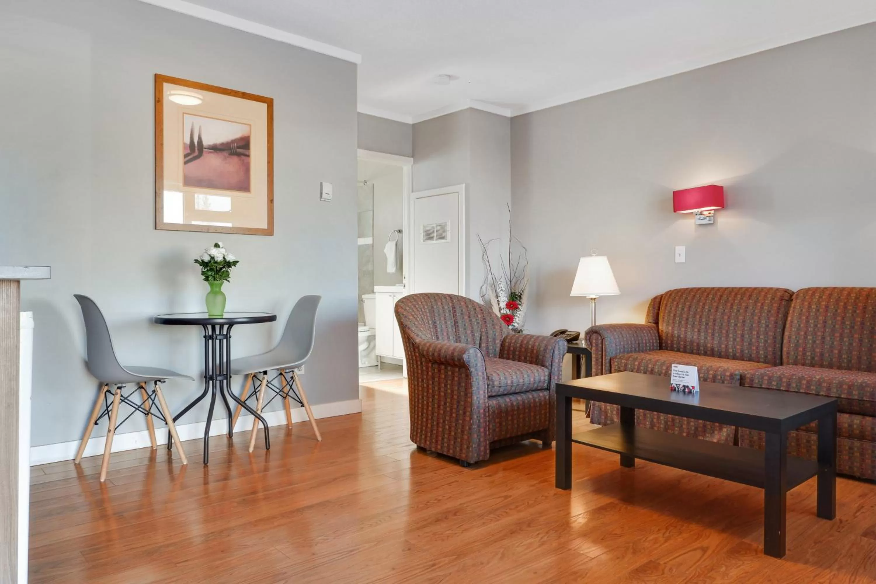 Living room in Hotel Bethel - Fort MacLeod, AB