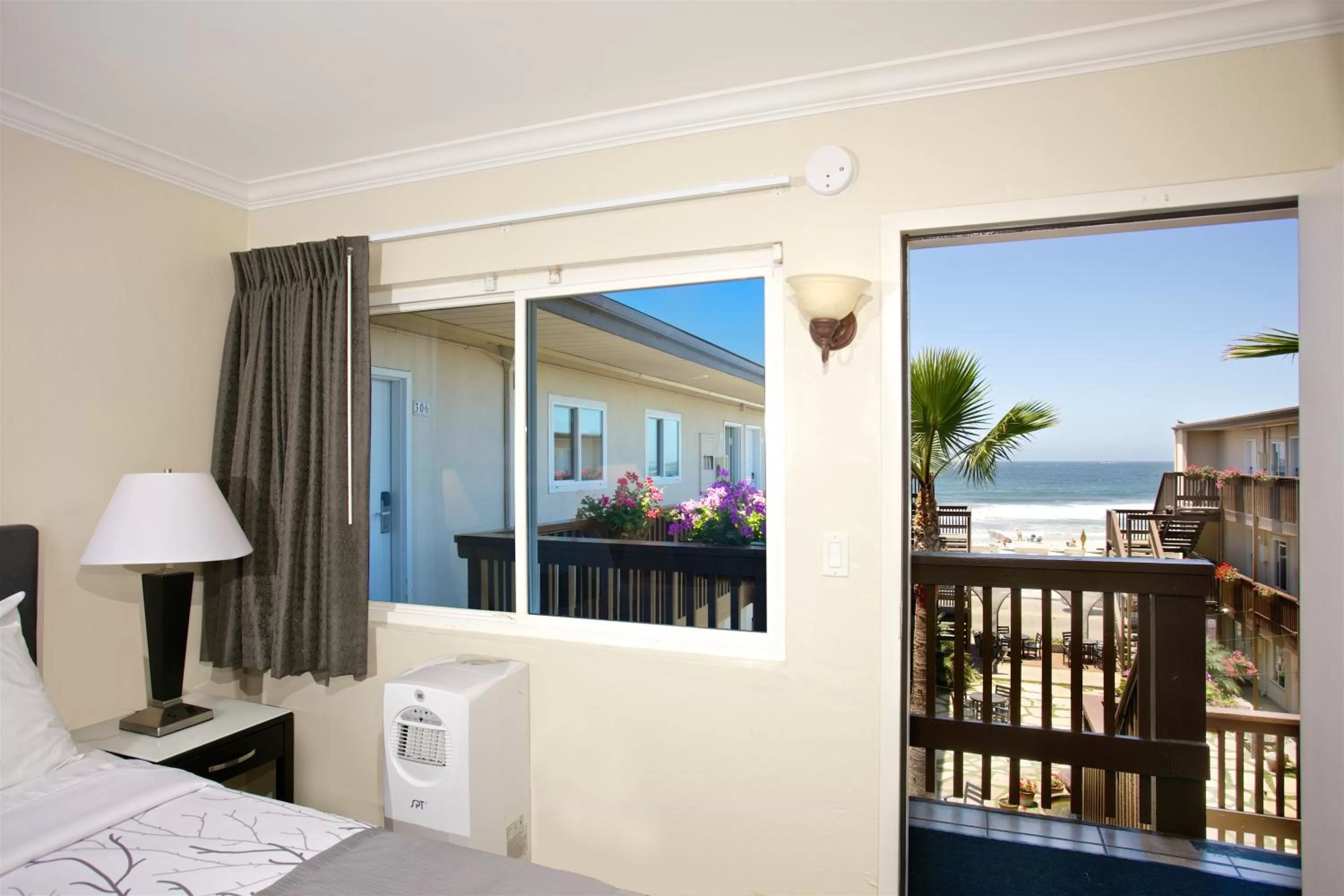 Garden view, Bed in Ocean Beach Hotel