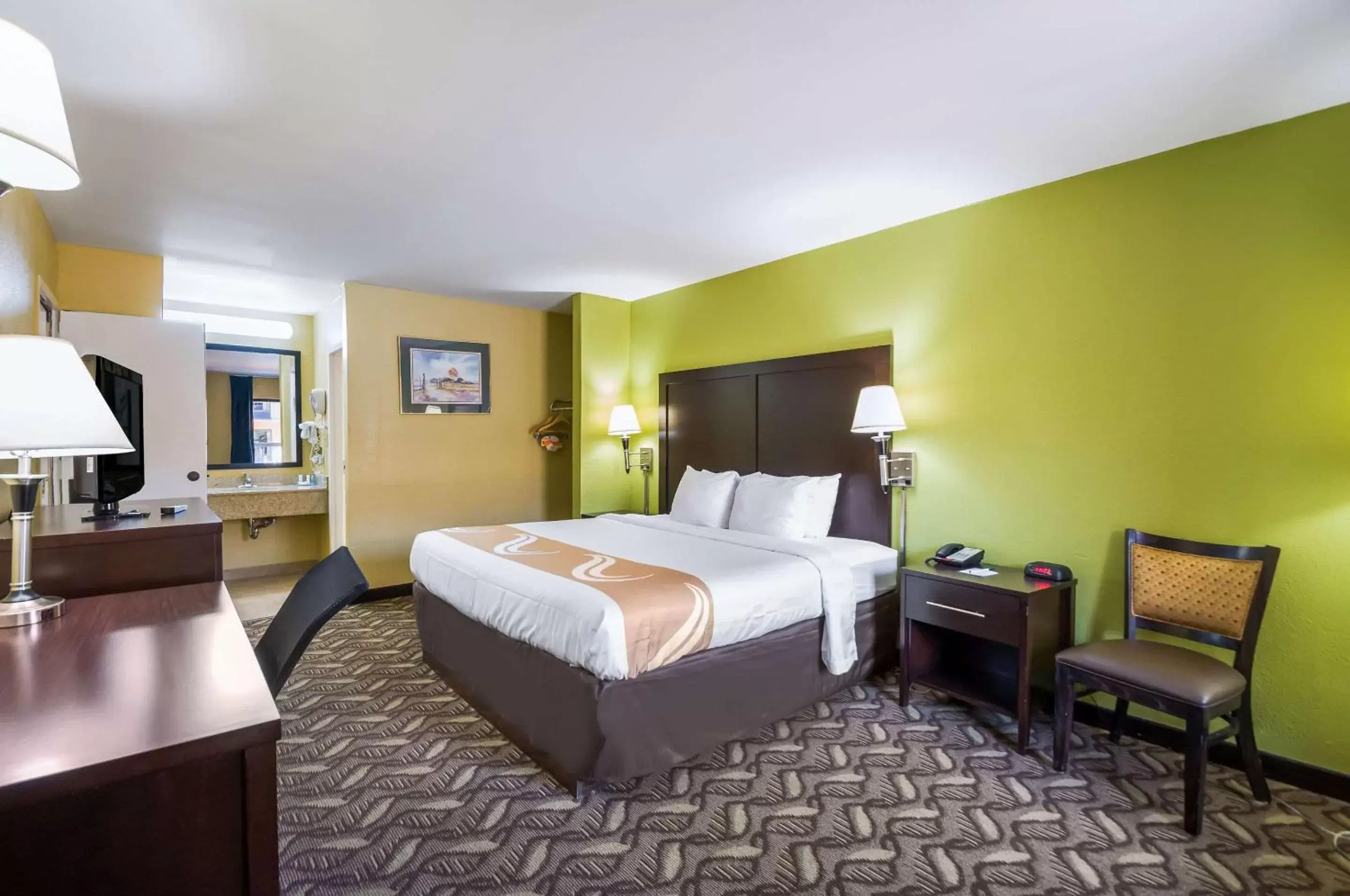 Photo of the whole room, Bed in Quality Inn Fredericksburg-Central Park Area