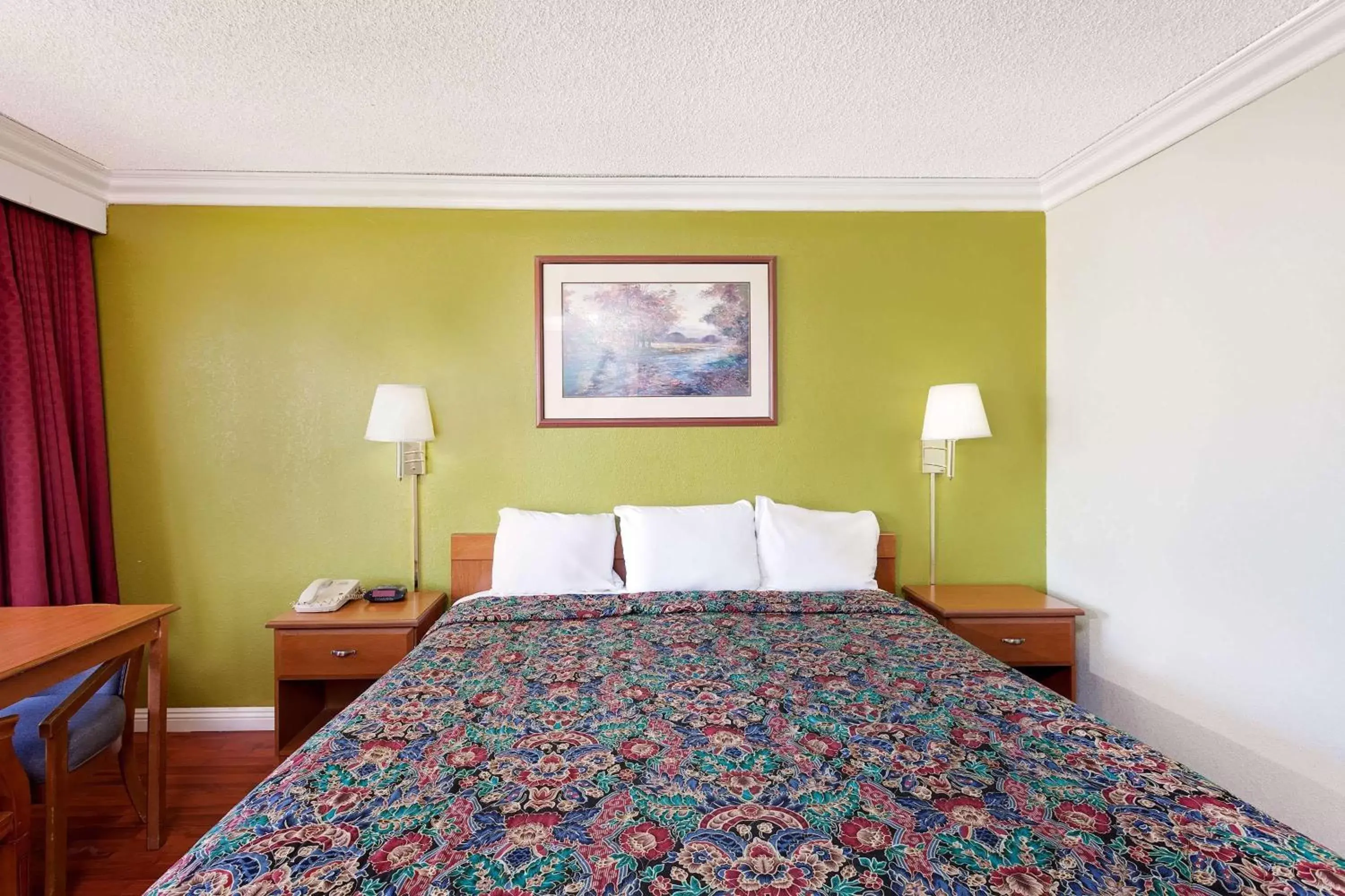 Photo of the whole room, Bed in Knights Inn Palmdale