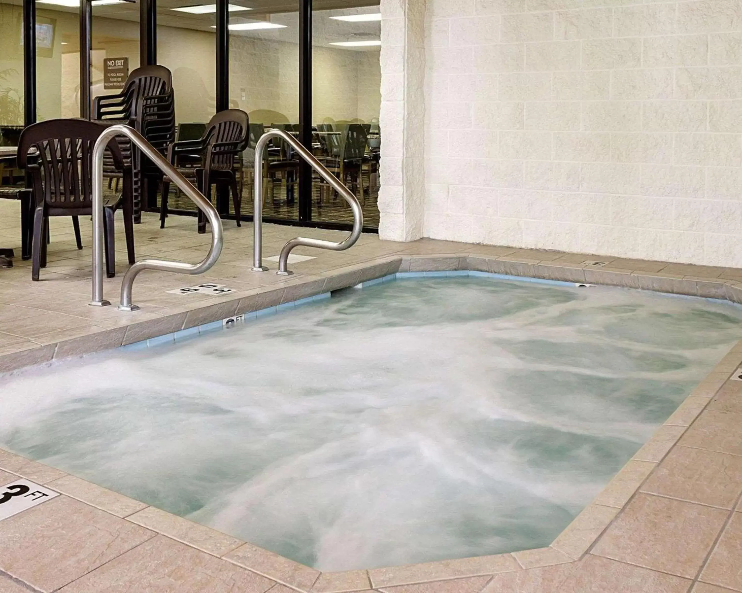 Hot Tub, Swimming Pool in MainStay Suites Bismarck