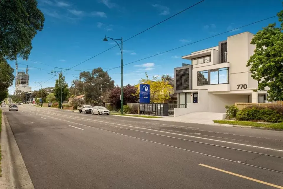 Facade/entrance, Neighborhood in Whitehorse Apartments Hotel