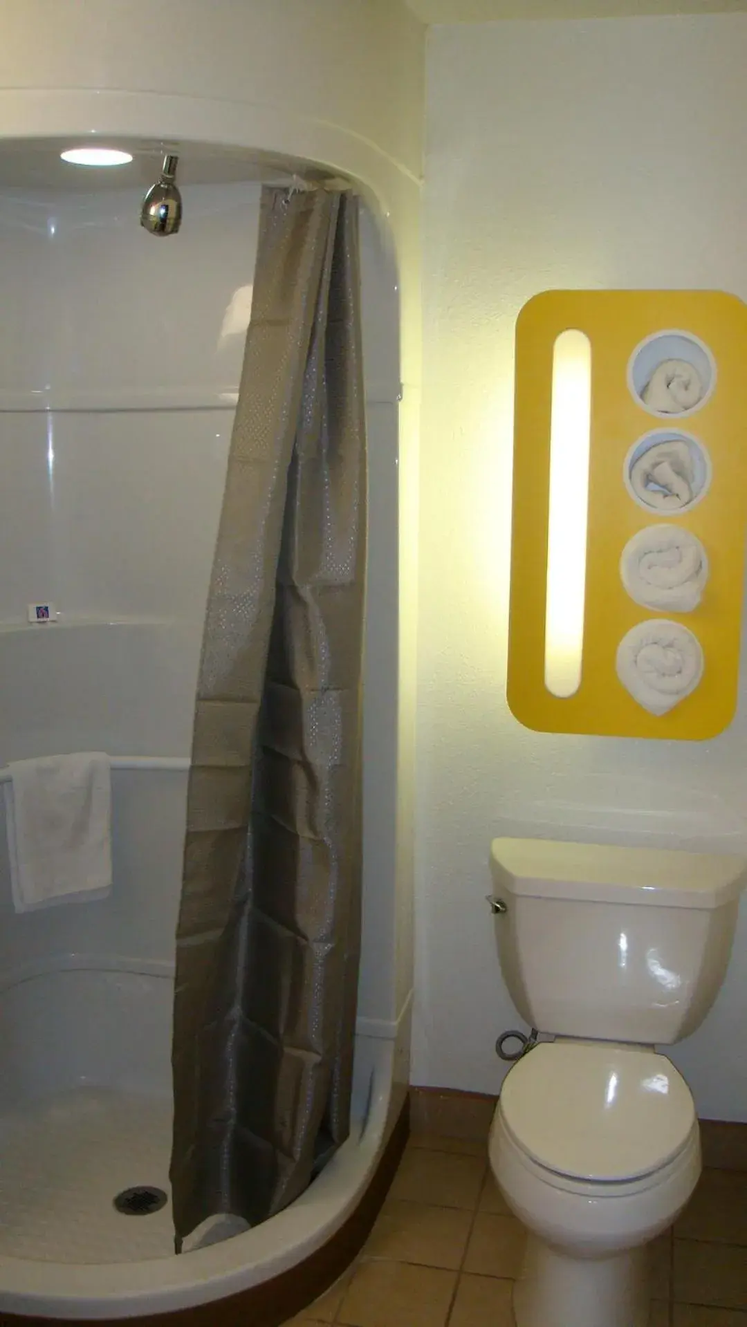 Quadruple Room - Smoking in Motel 6-Oroville, CA Quadruple Room - Smoking in Motel 6-Oroville, CA