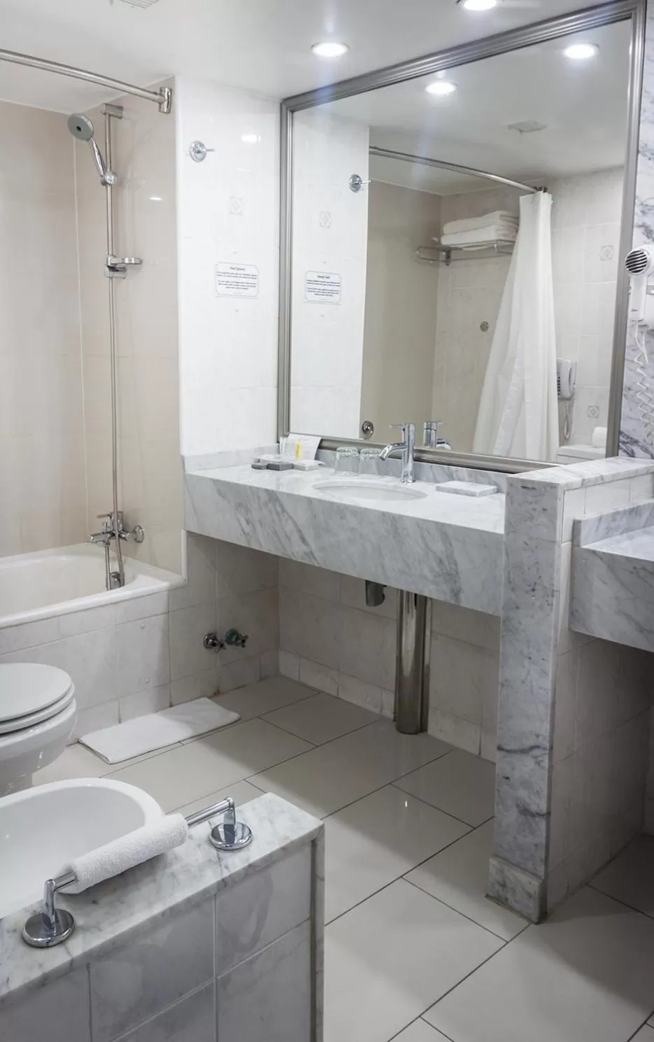 Toilet in Wyndham Garden Santiago Kennedy