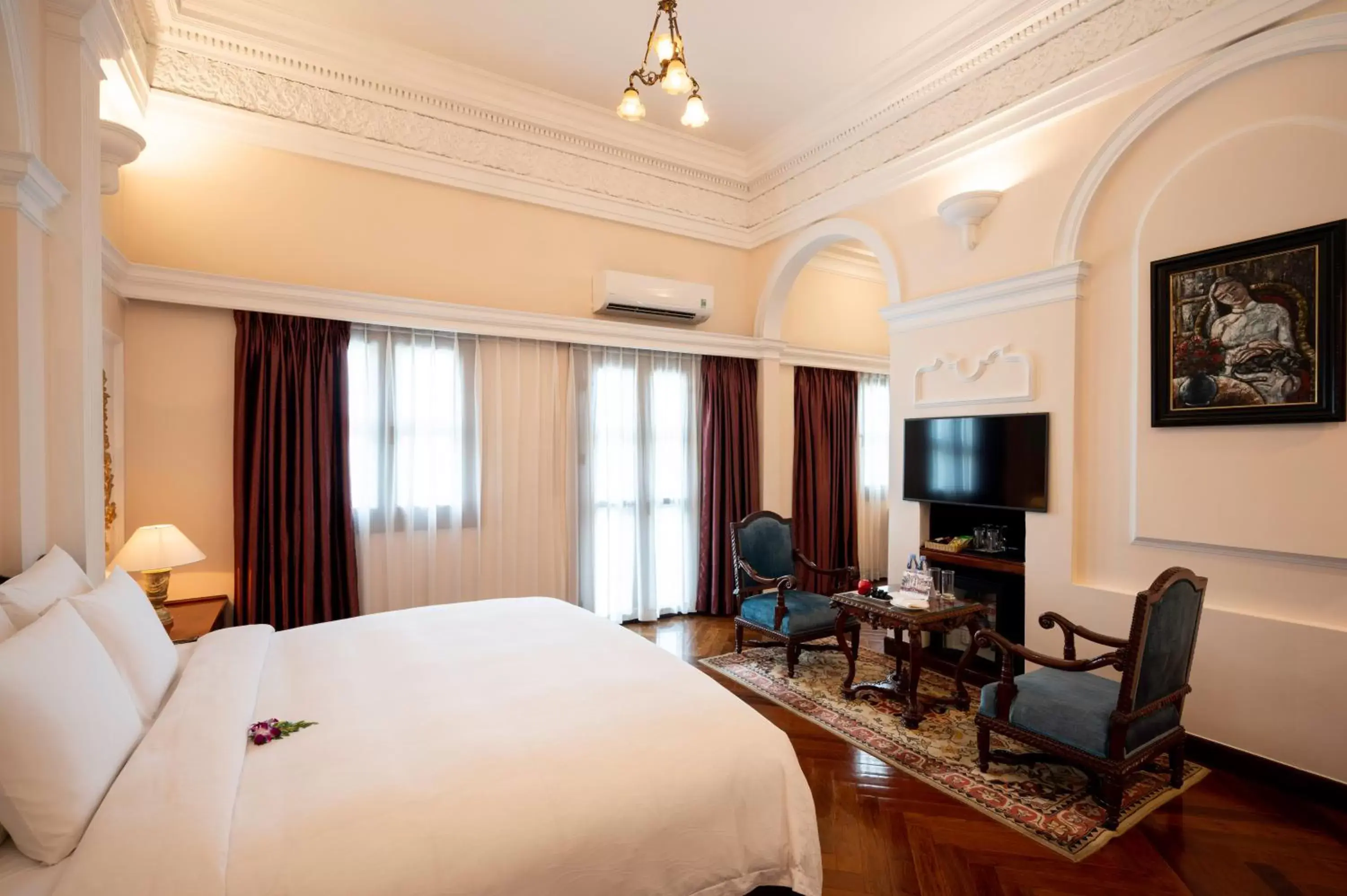 Bed, TV/Entertainment Center in Hotel Majestic Saigon