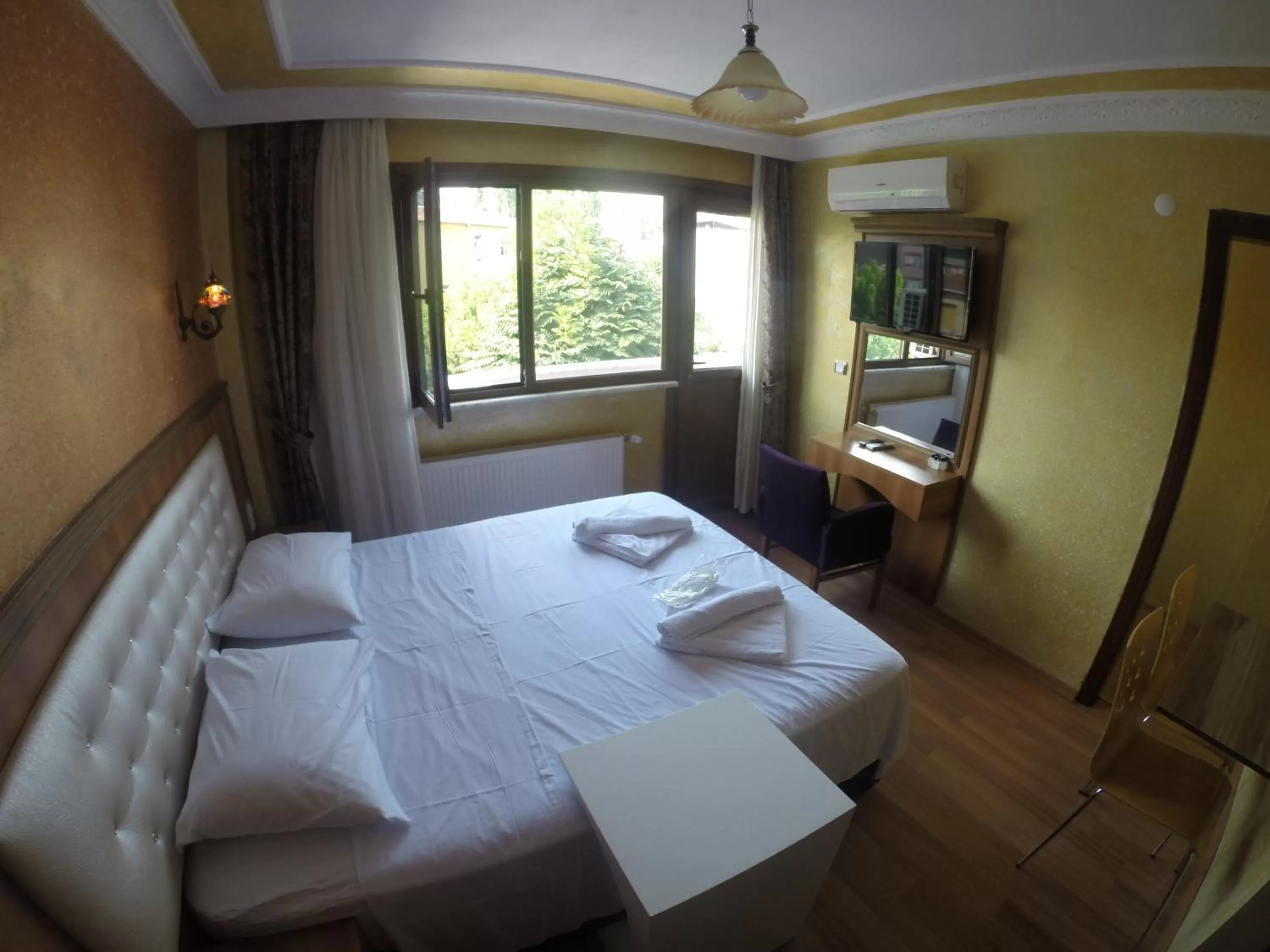 Seating area, Bed in Arat Apartments