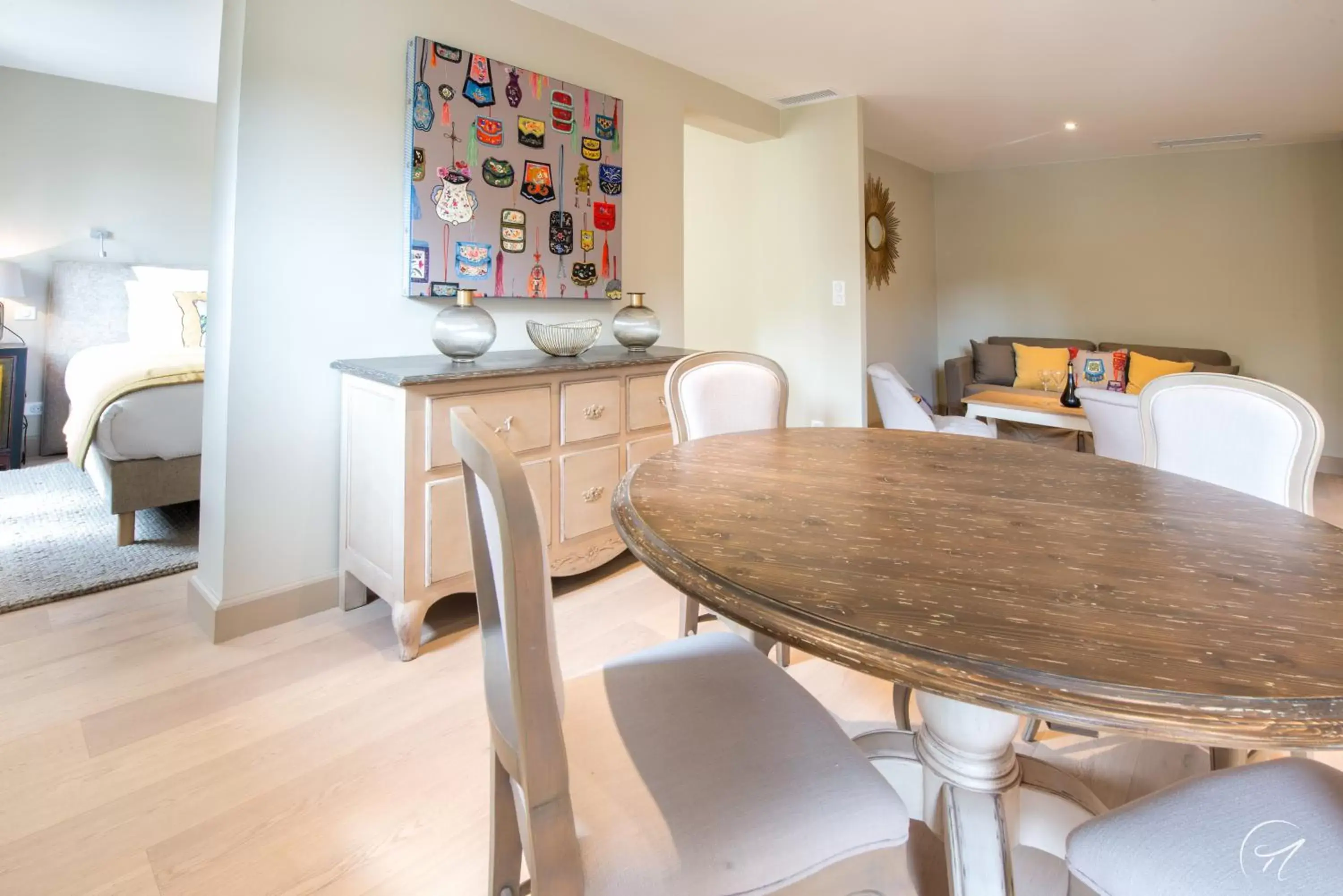 Photo of the whole room, Dining Area in Les Suites du 33