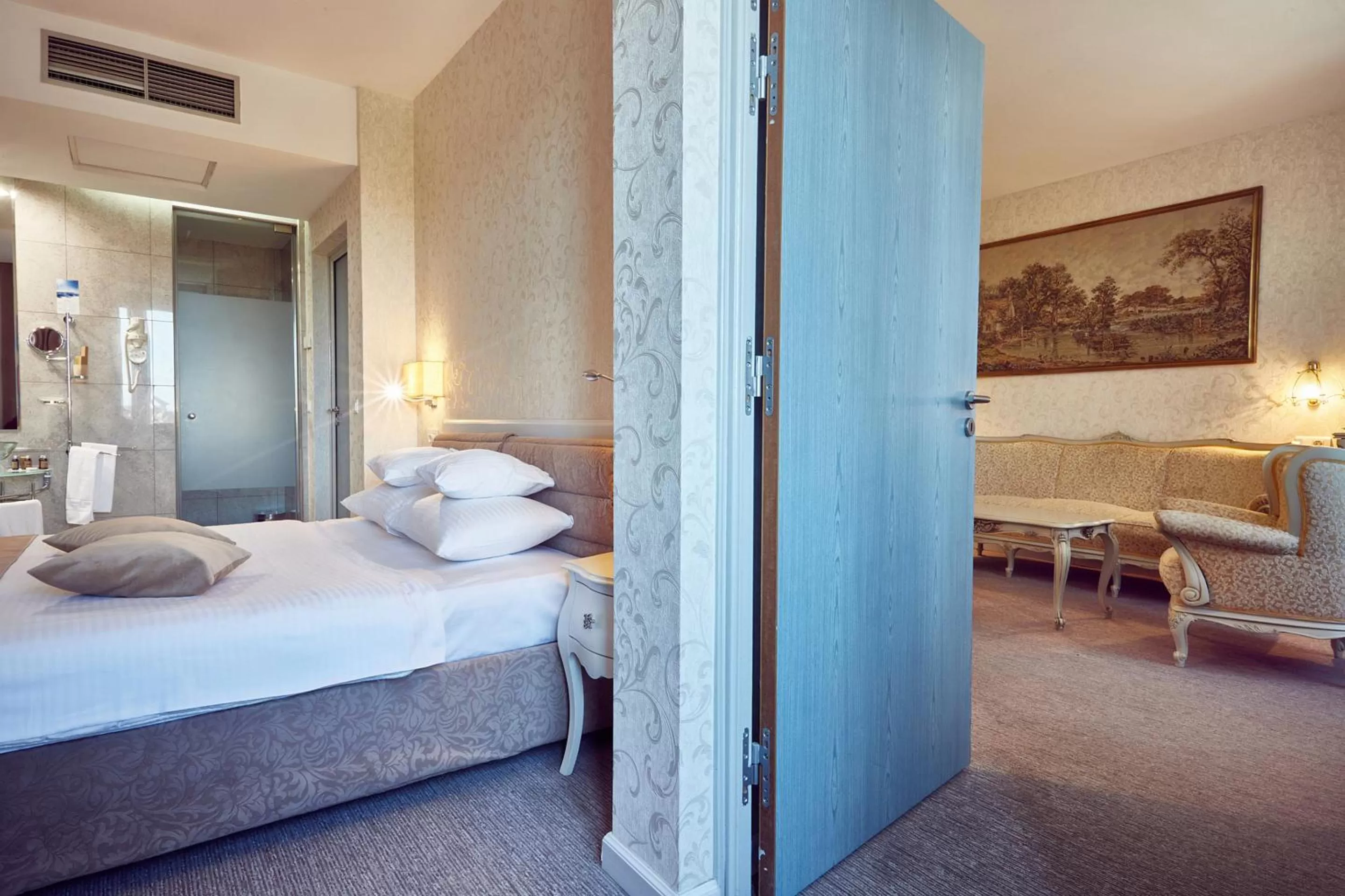 Seating area, Bed in Continental Forum Sibiu