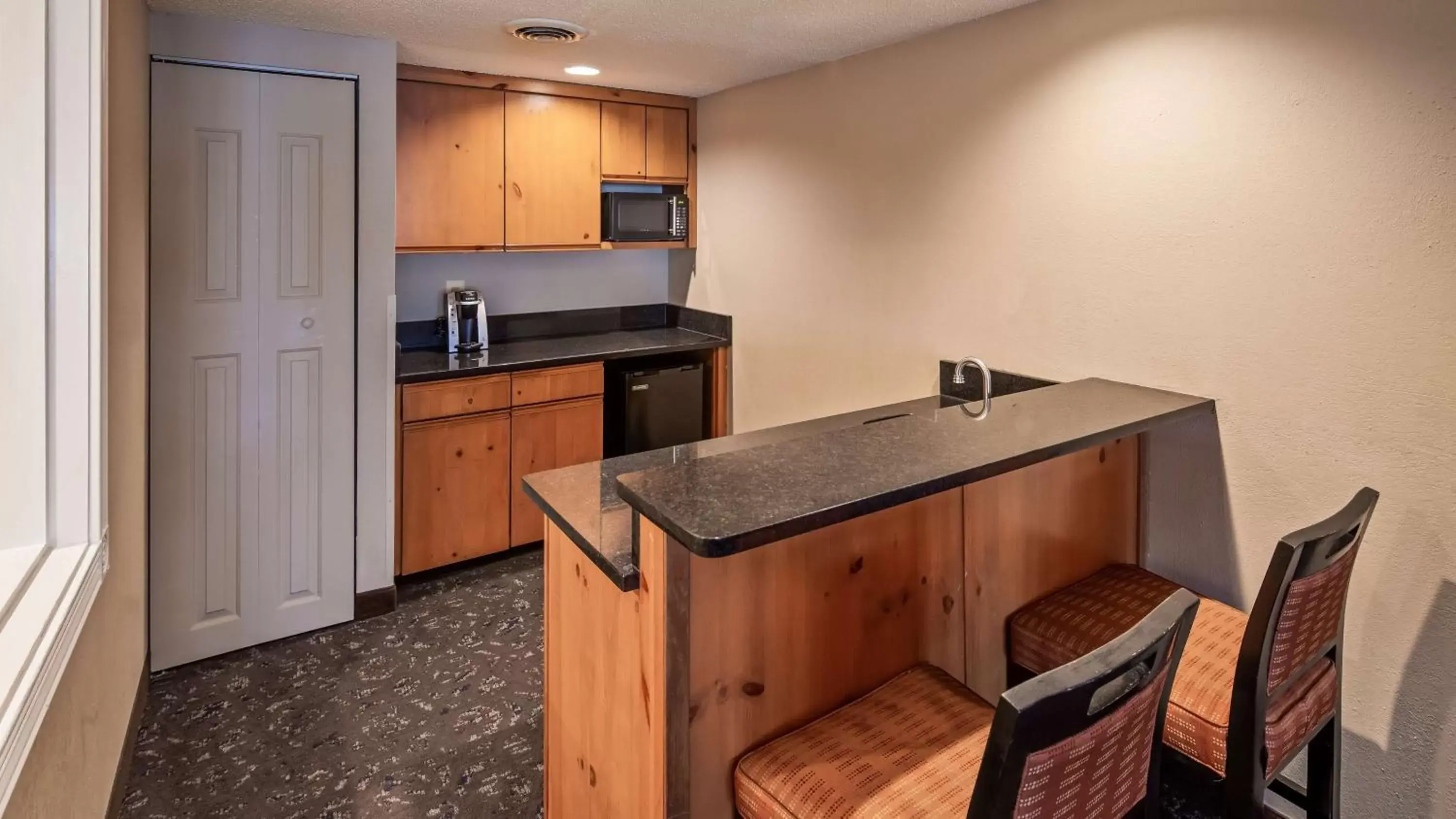 Kitchen or kitchenette, Kitchen/Kitchenette in Best Western Greenfield Inn