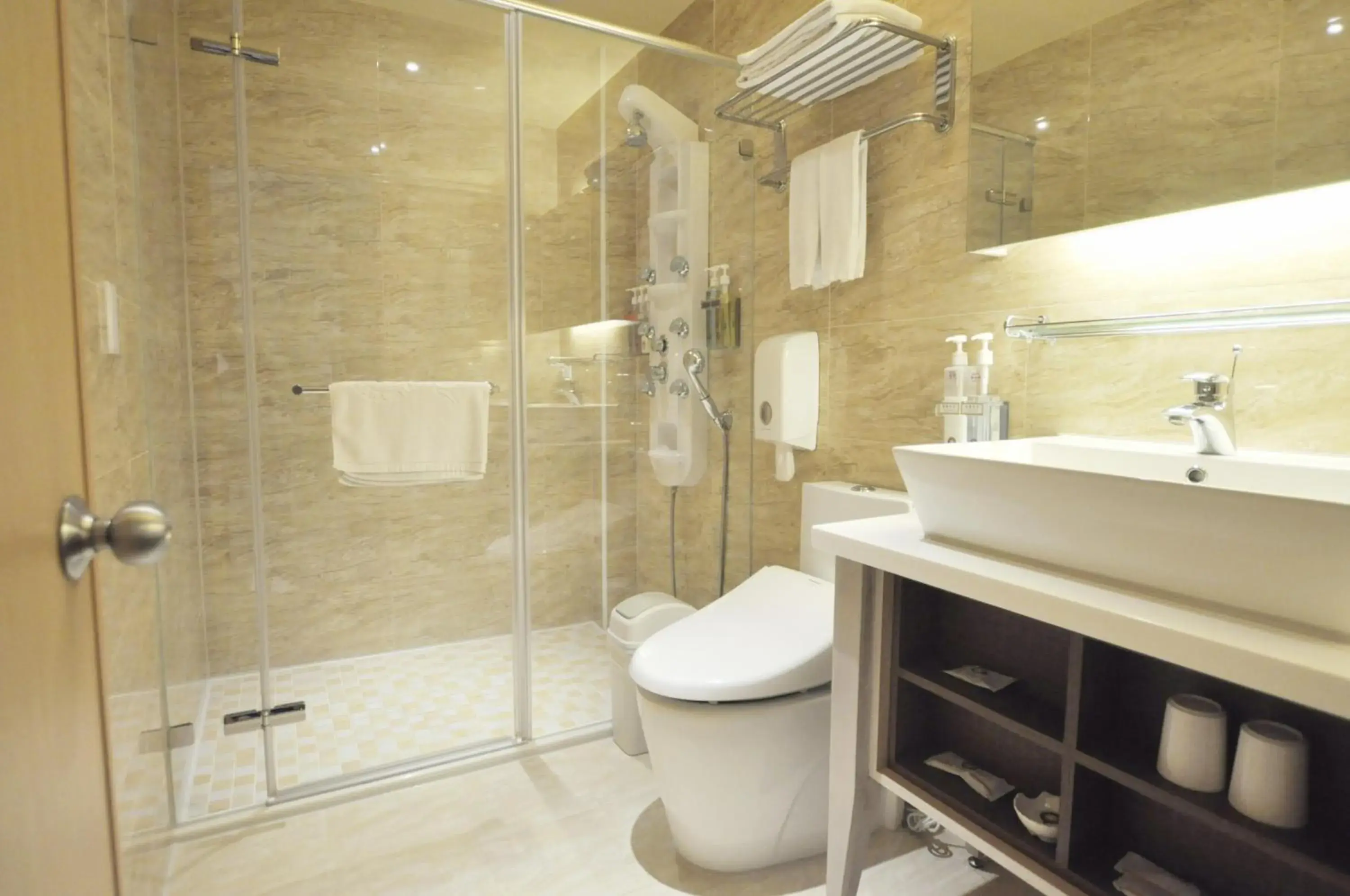 Shower, Bathroom in Kindness Hotel- Zhong Shan Bade
