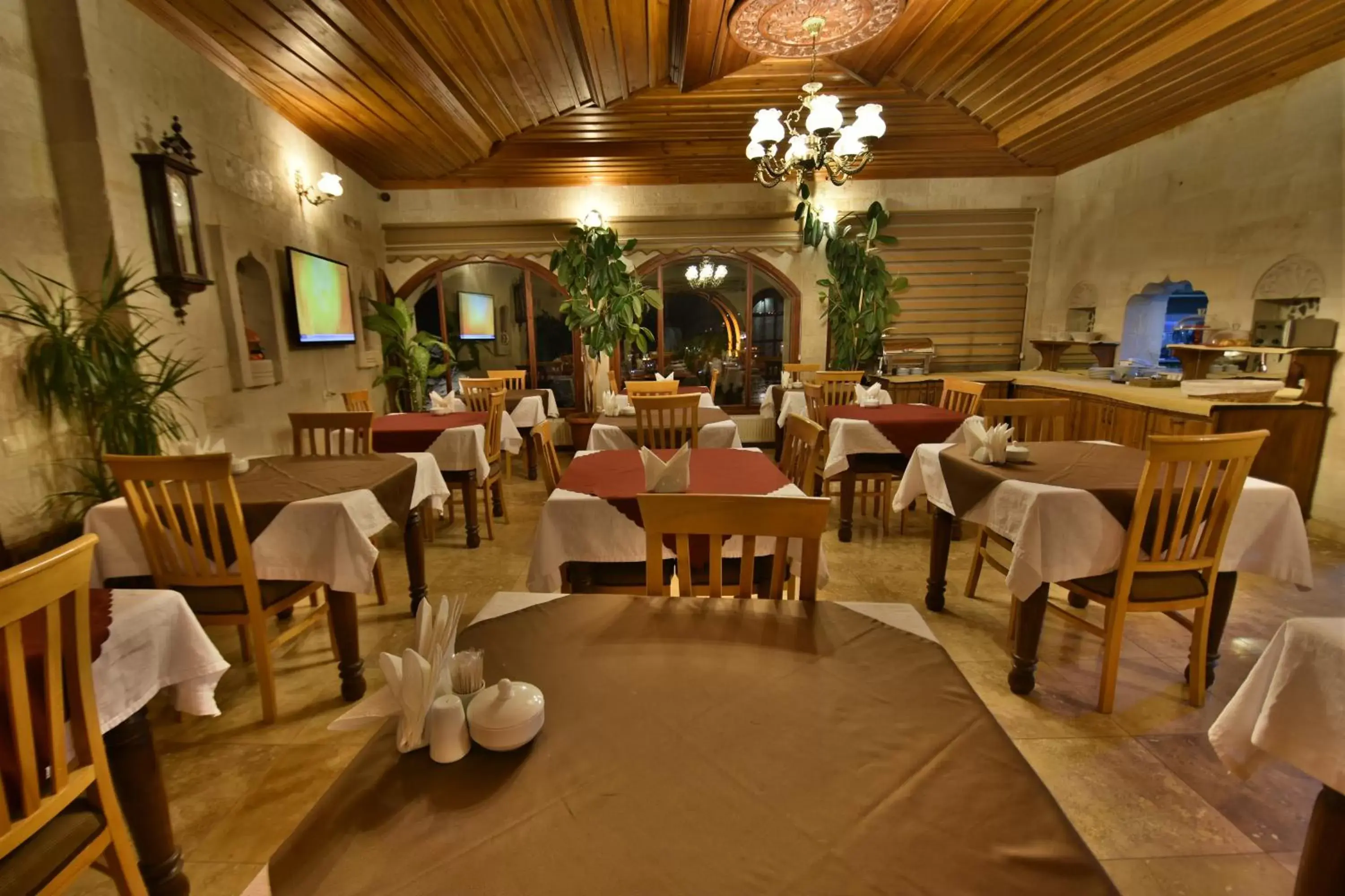 Restaurant/Places to Eat in Harman Cave Hotel