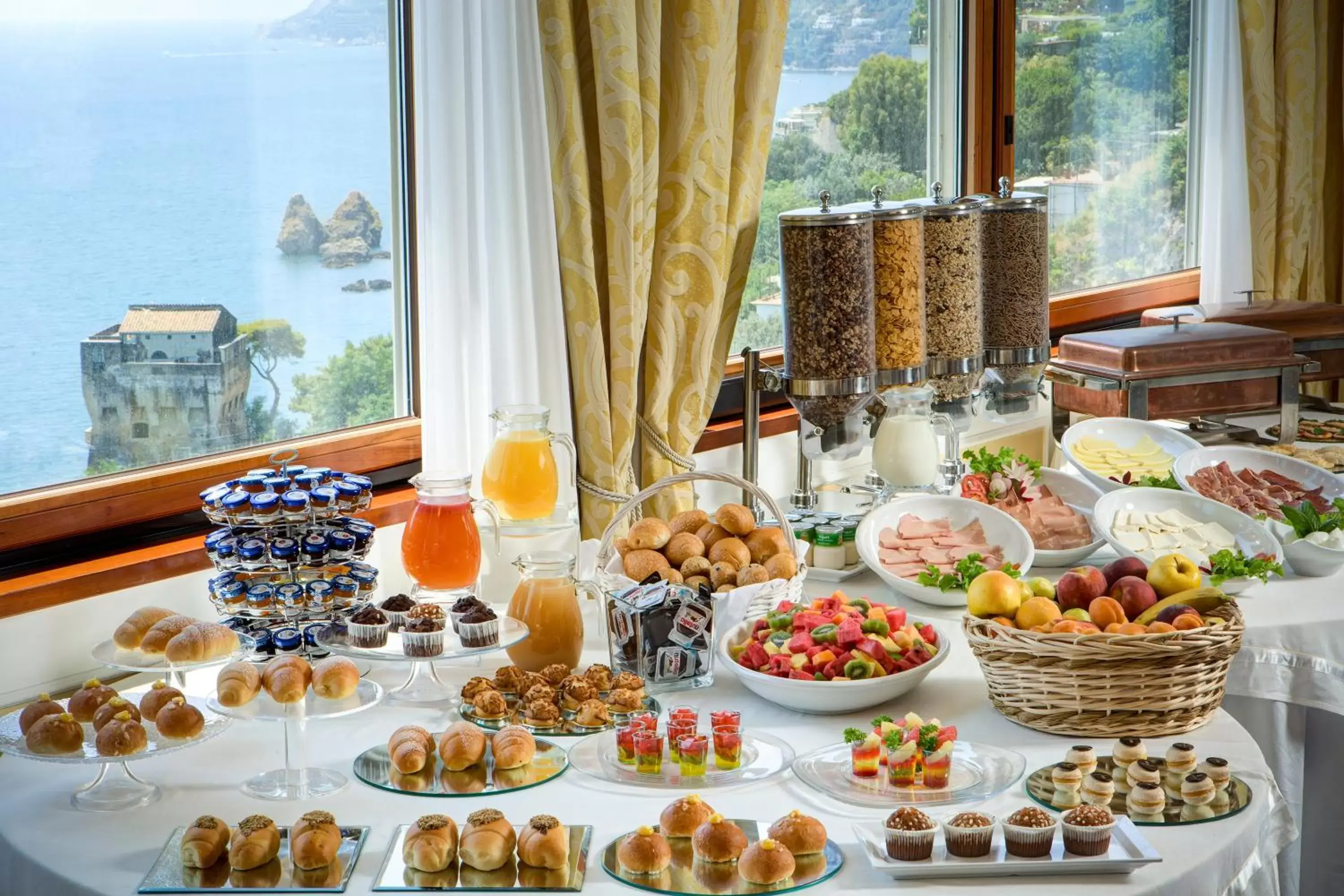 Continental breakfast in Lloyd's Baia Hotel