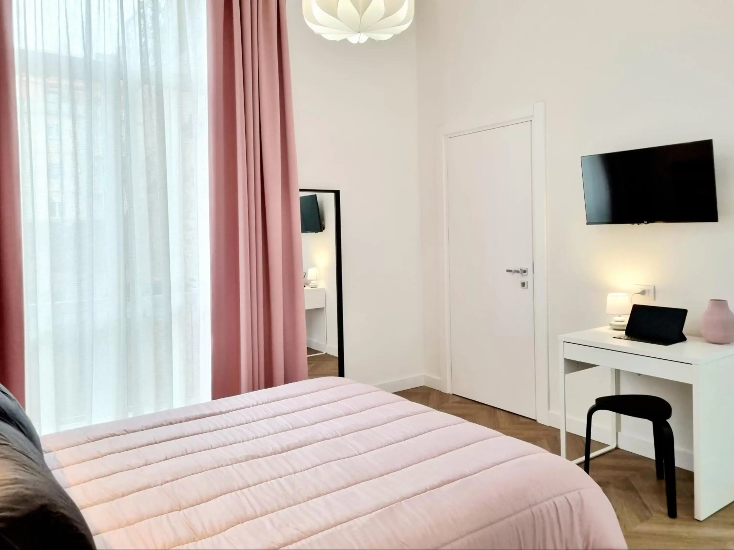 Photo of the whole room, Bed in Glamour Suite Cagliari