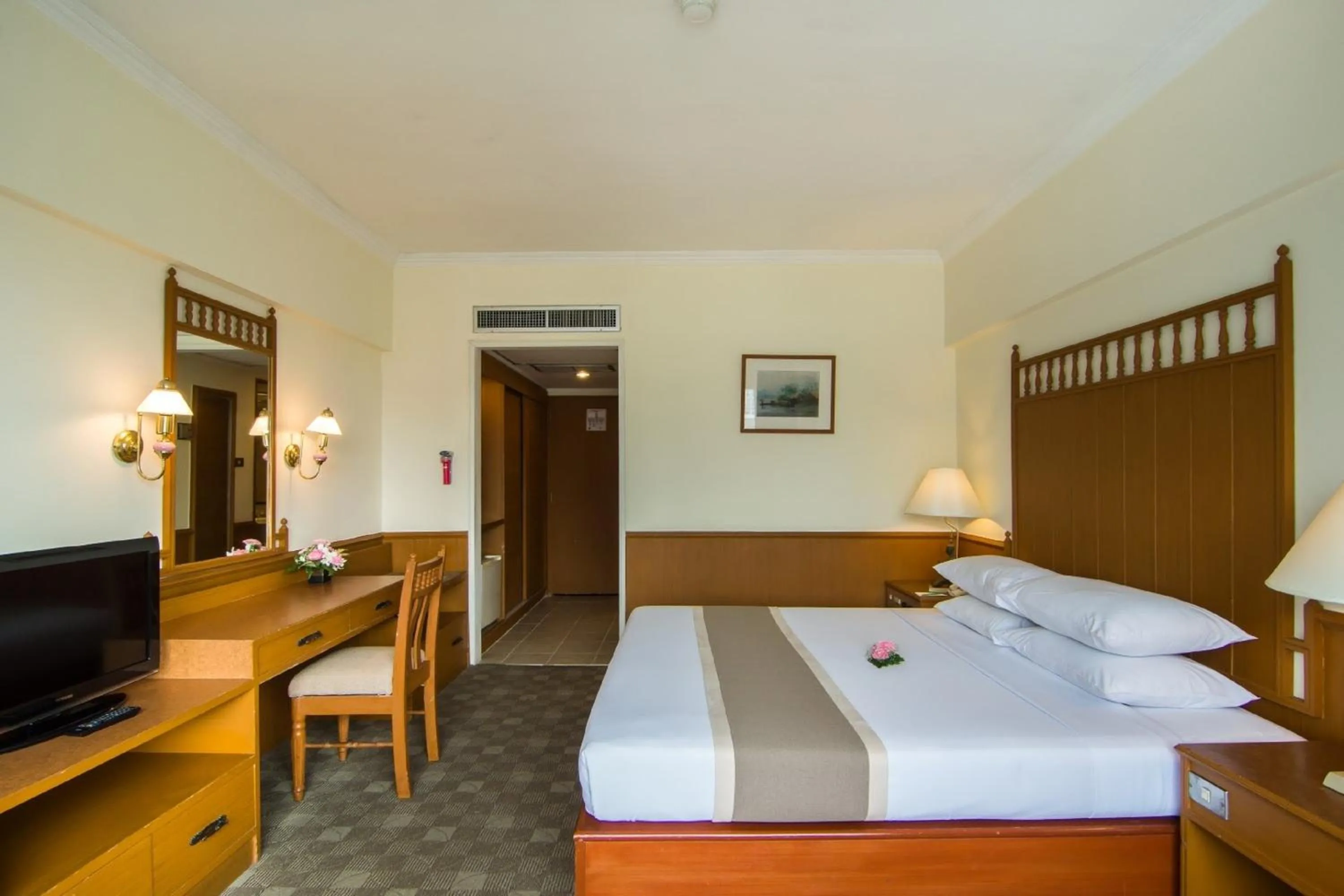 Bedroom, Bed in Bangkok Palace Hotel