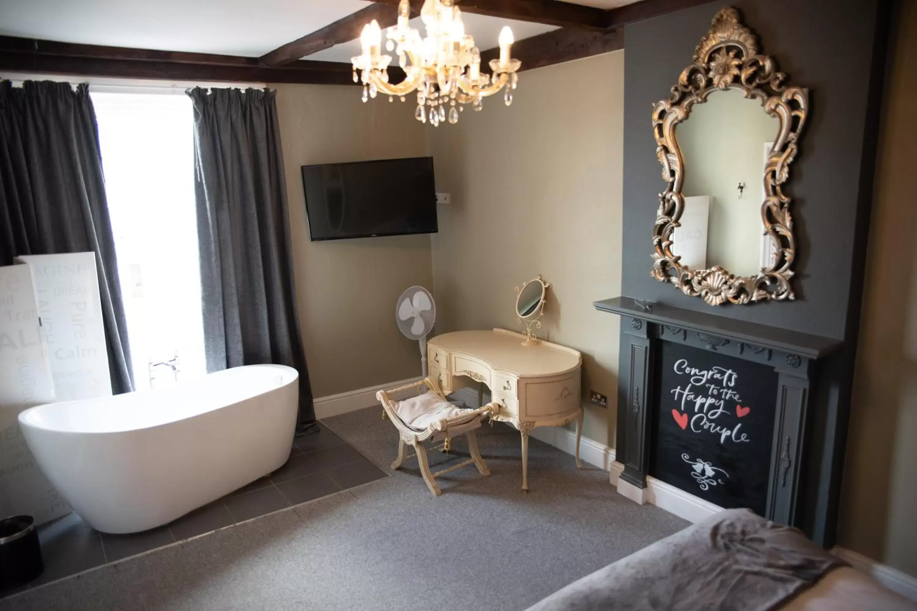 Bed, TV/Entertainment Center in The Oak House Hotel