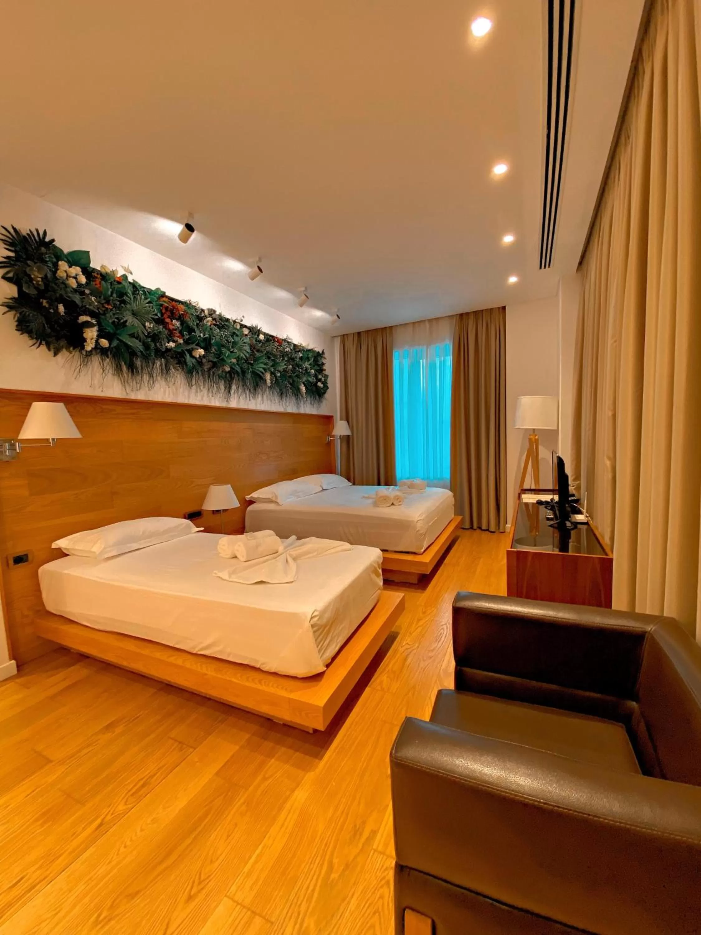 Deluxe Triple Room in Peaky Hotel