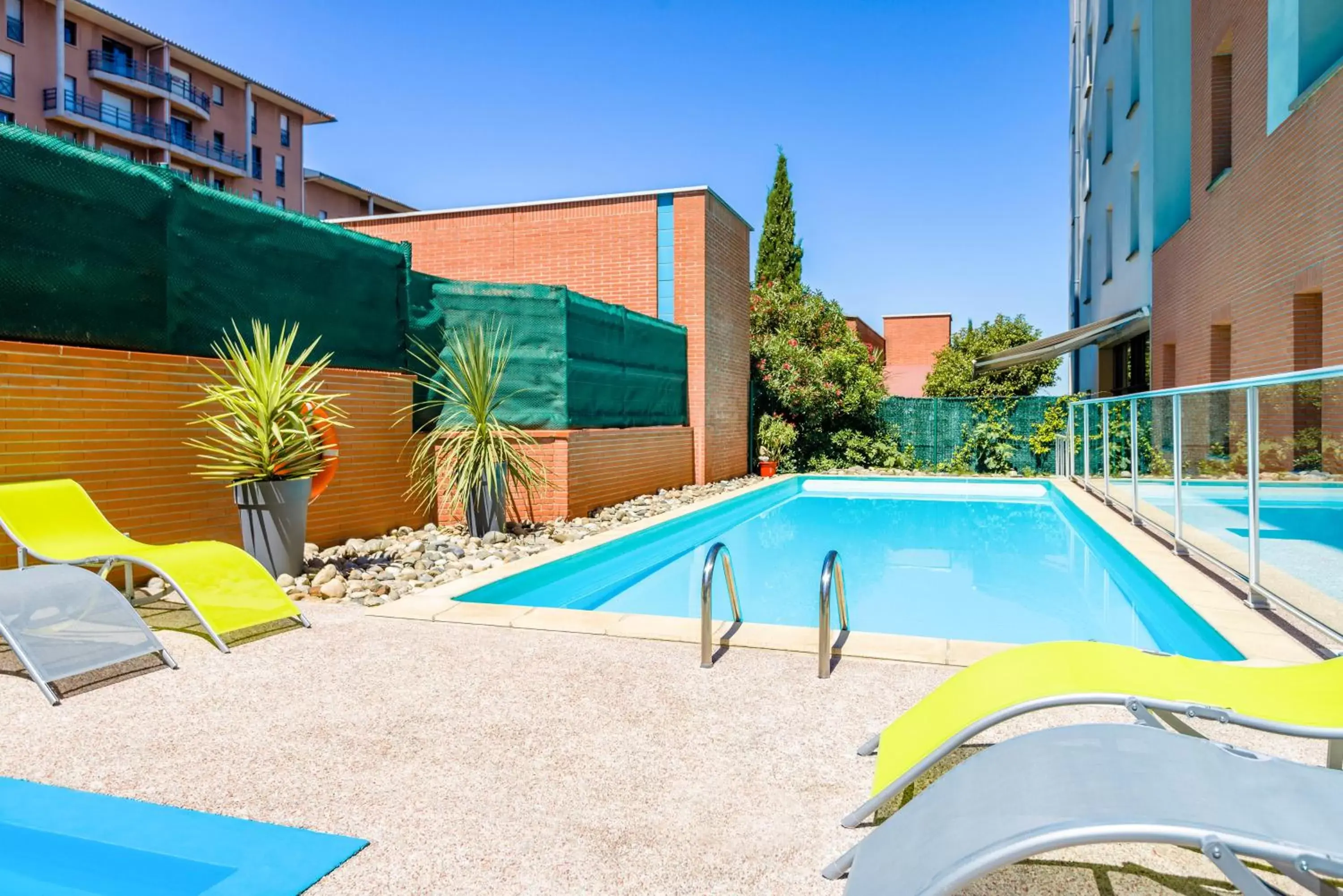 Swimming pool, Property Building in Aparthotel Adagio Access Toulouse Jolimont