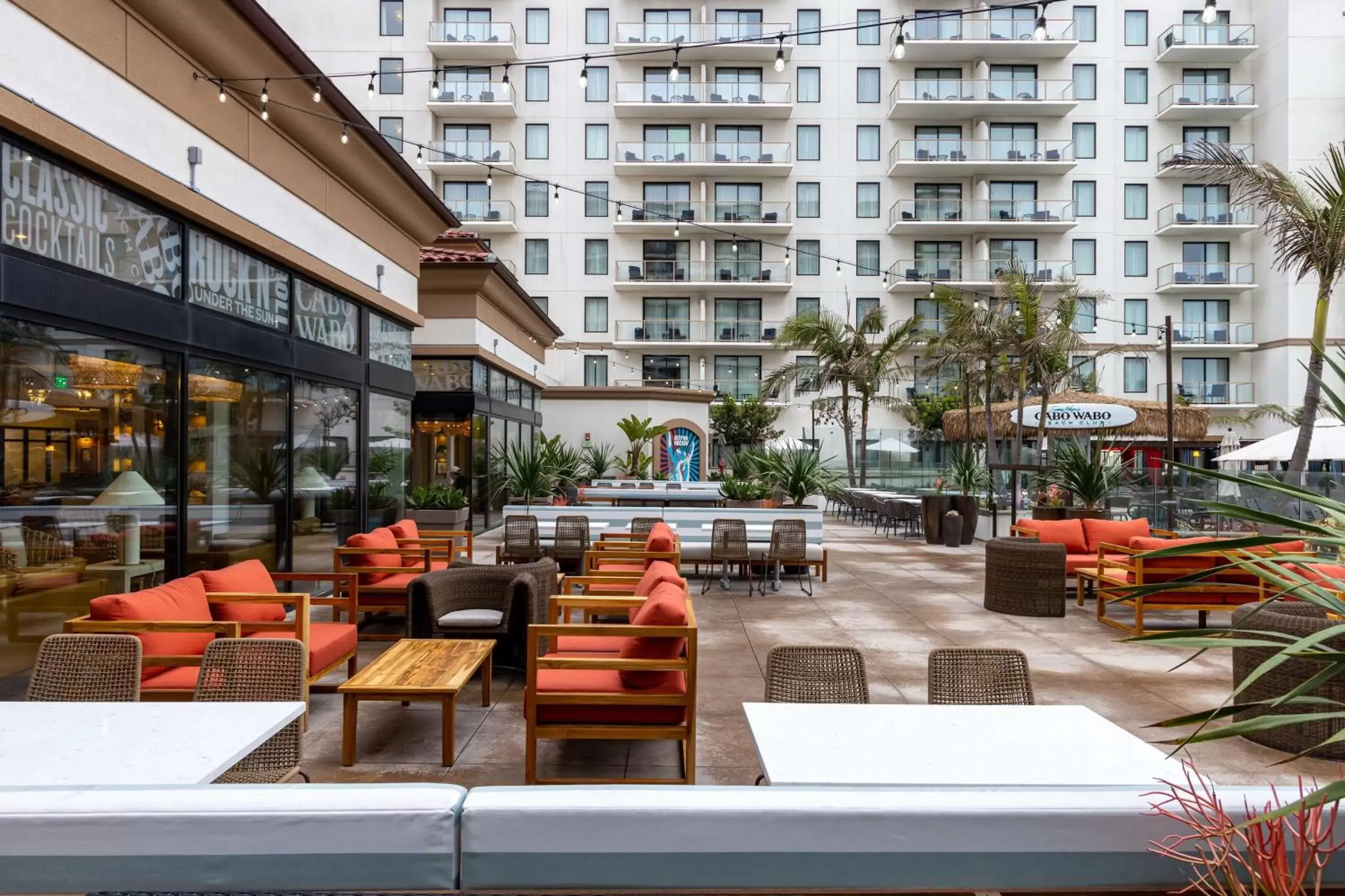 Lounge or bar in The Waterfront Beach Resort, A Hilton Hotel