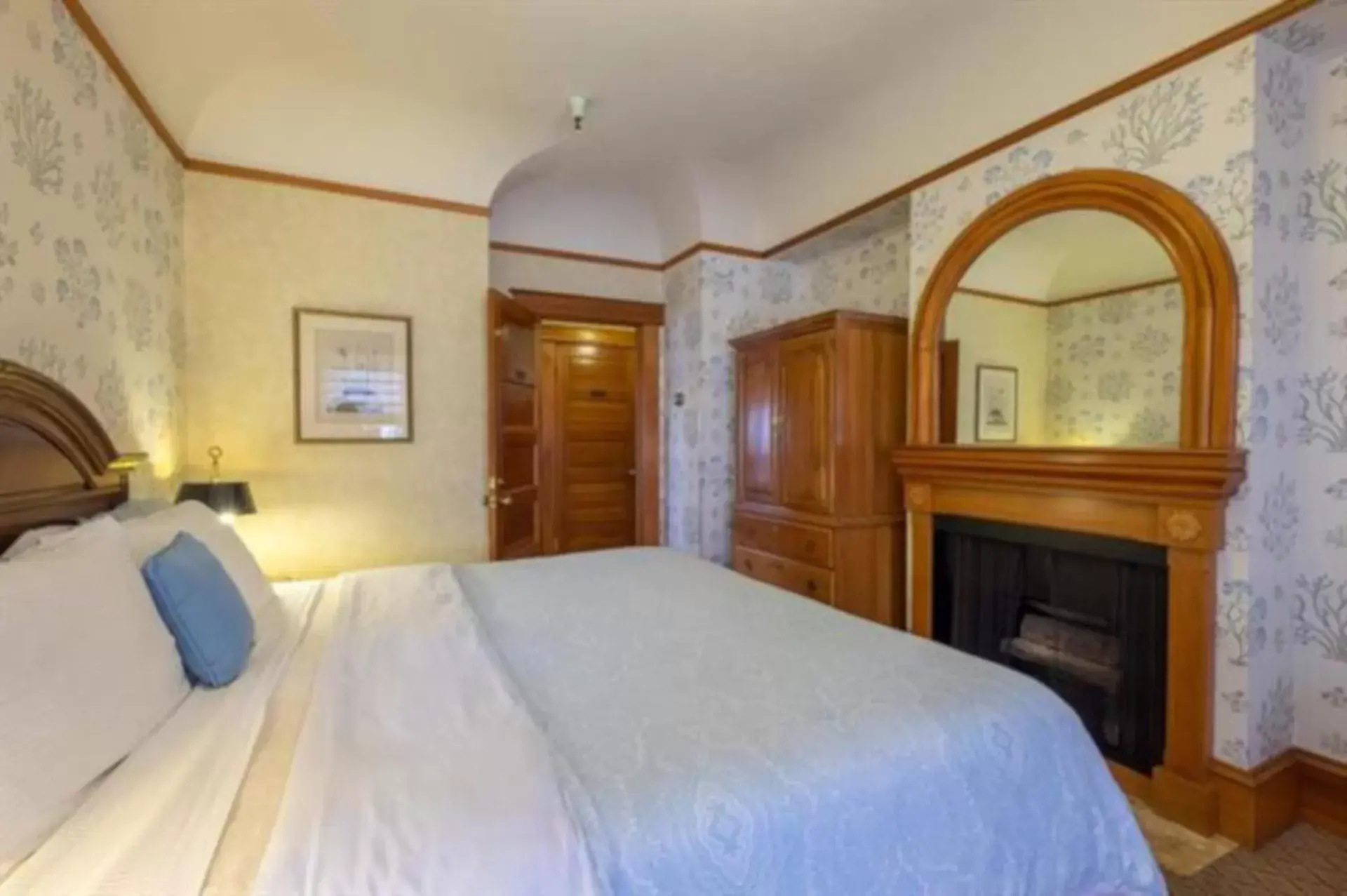 Bedroom, Bed in Pacific Grove Inn Bedroom, Bed in Pacific Grove Inn