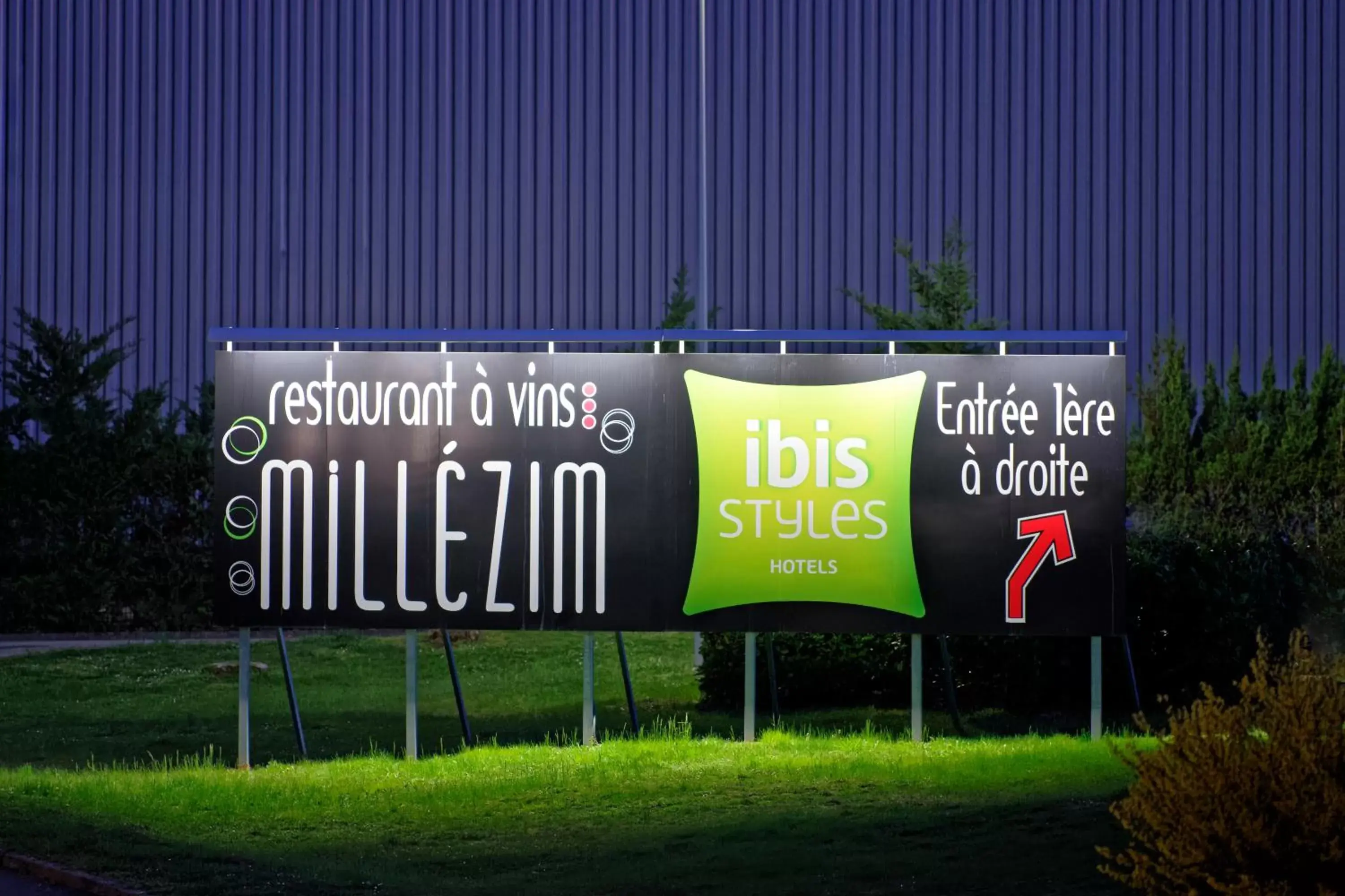 Property building, Property Logo/Sign in ibis Styles Chalon sur Saône