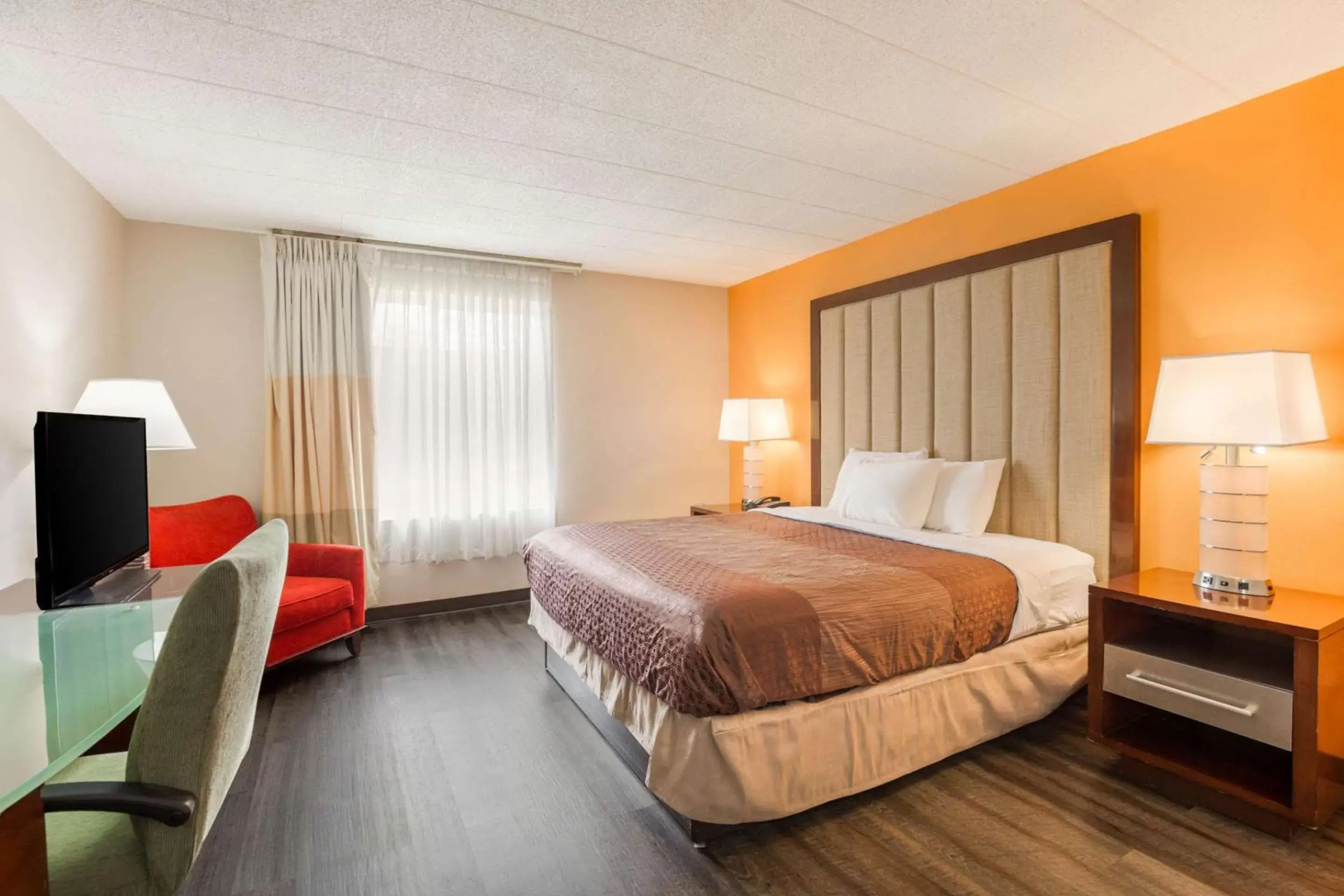 Photo of the whole room, Bed in Rodeway Inn & Suites Stroudsburg - Poconos