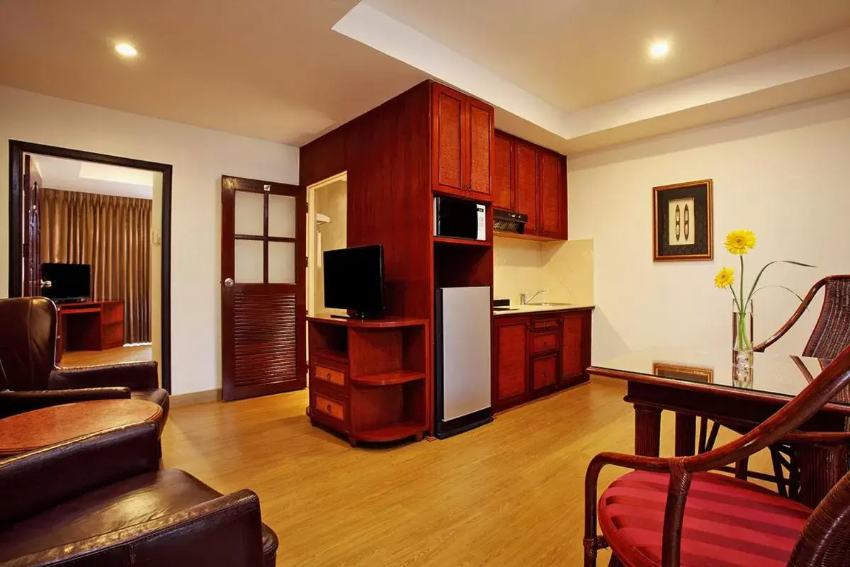 Kitchen or kitchenette, TV/Entertainment Center in Nova Park Hotel by Compass Hospitality