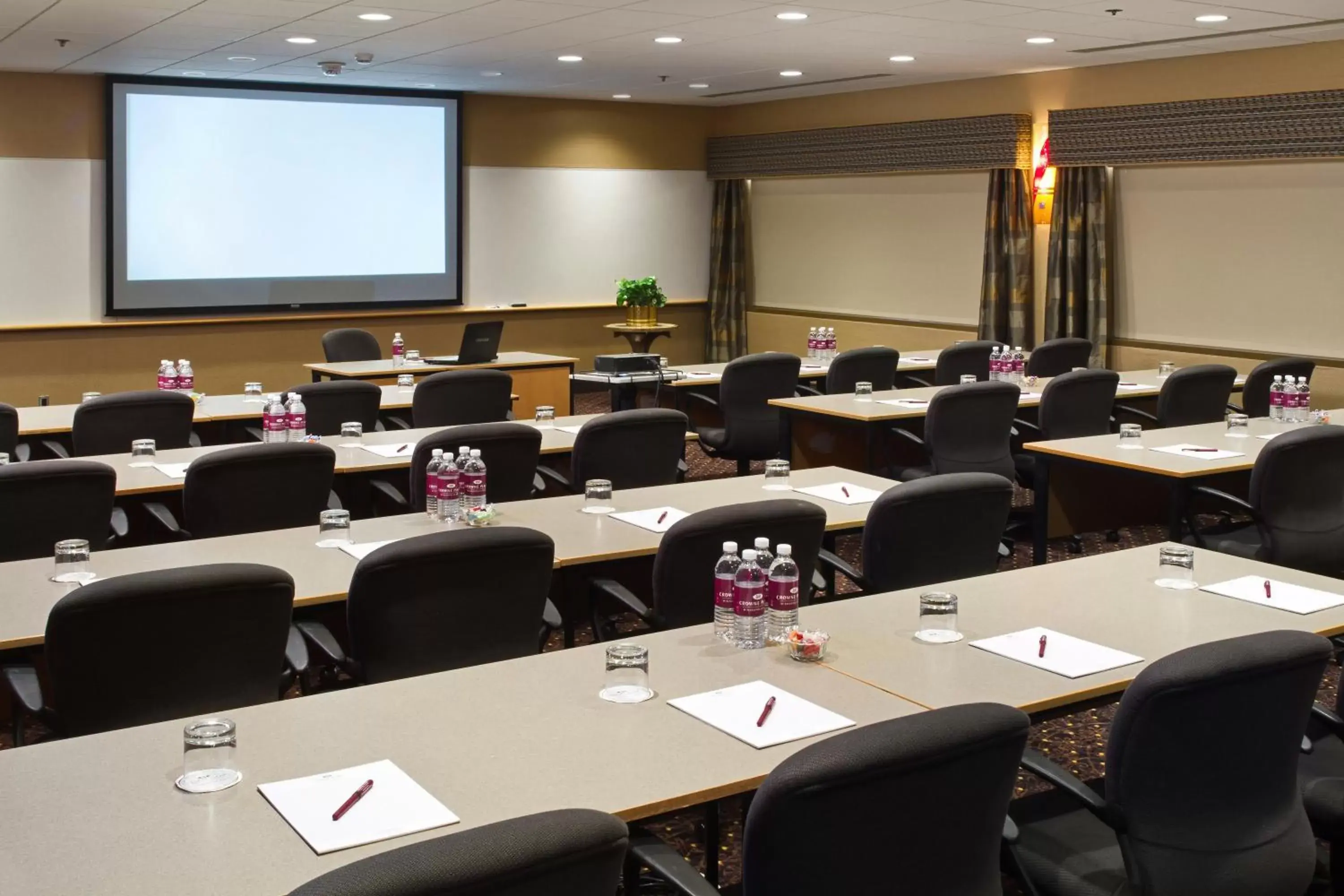 Meeting/conference room, Business Area/Conference Room in Crowne Plaza Minneapolis West, an IHG Hotel