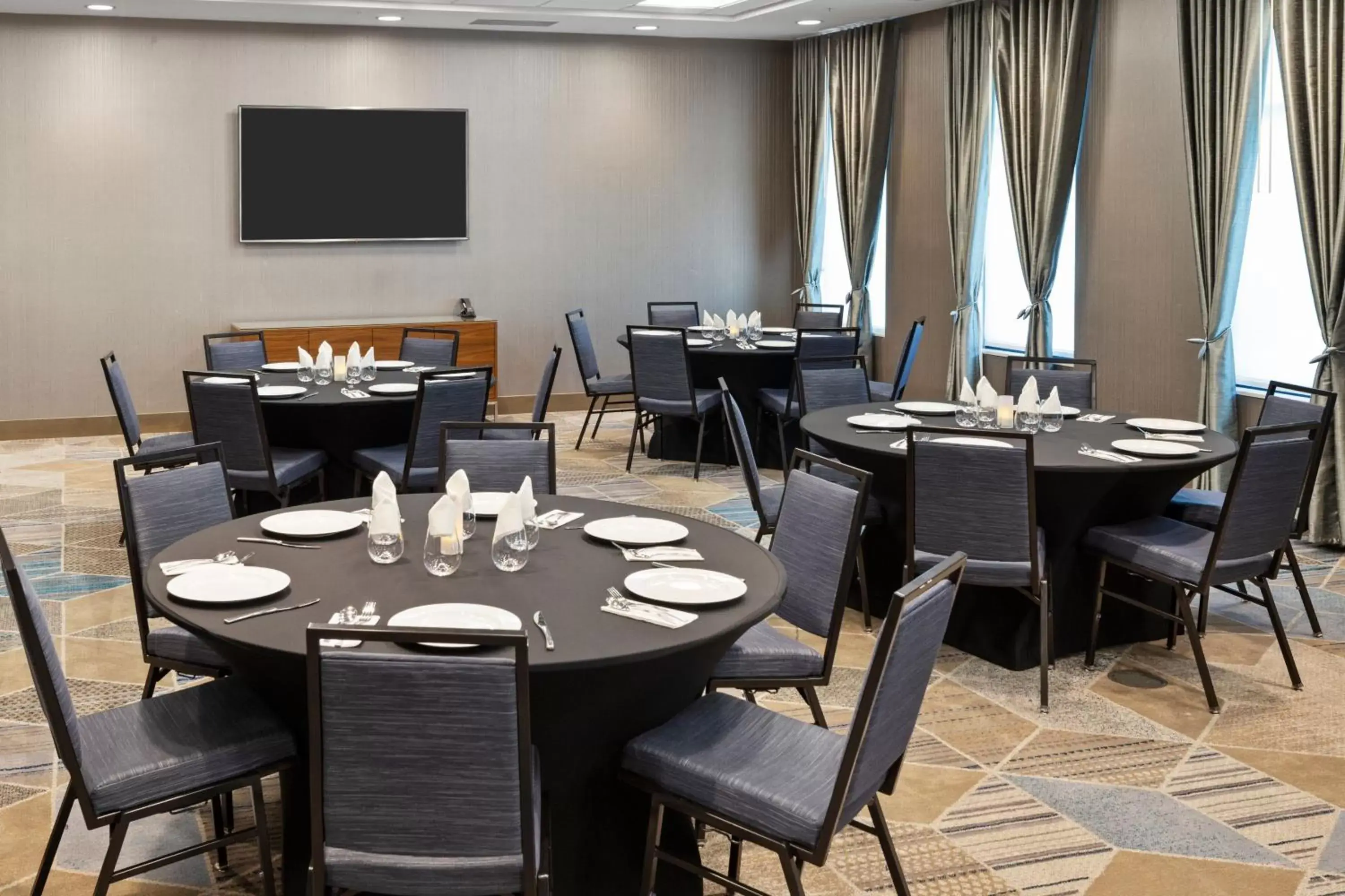 Meeting/conference room, Restaurant/Places to Eat in Fairfield Inn & Suites by Marriott San Jose North/Silicon Valley