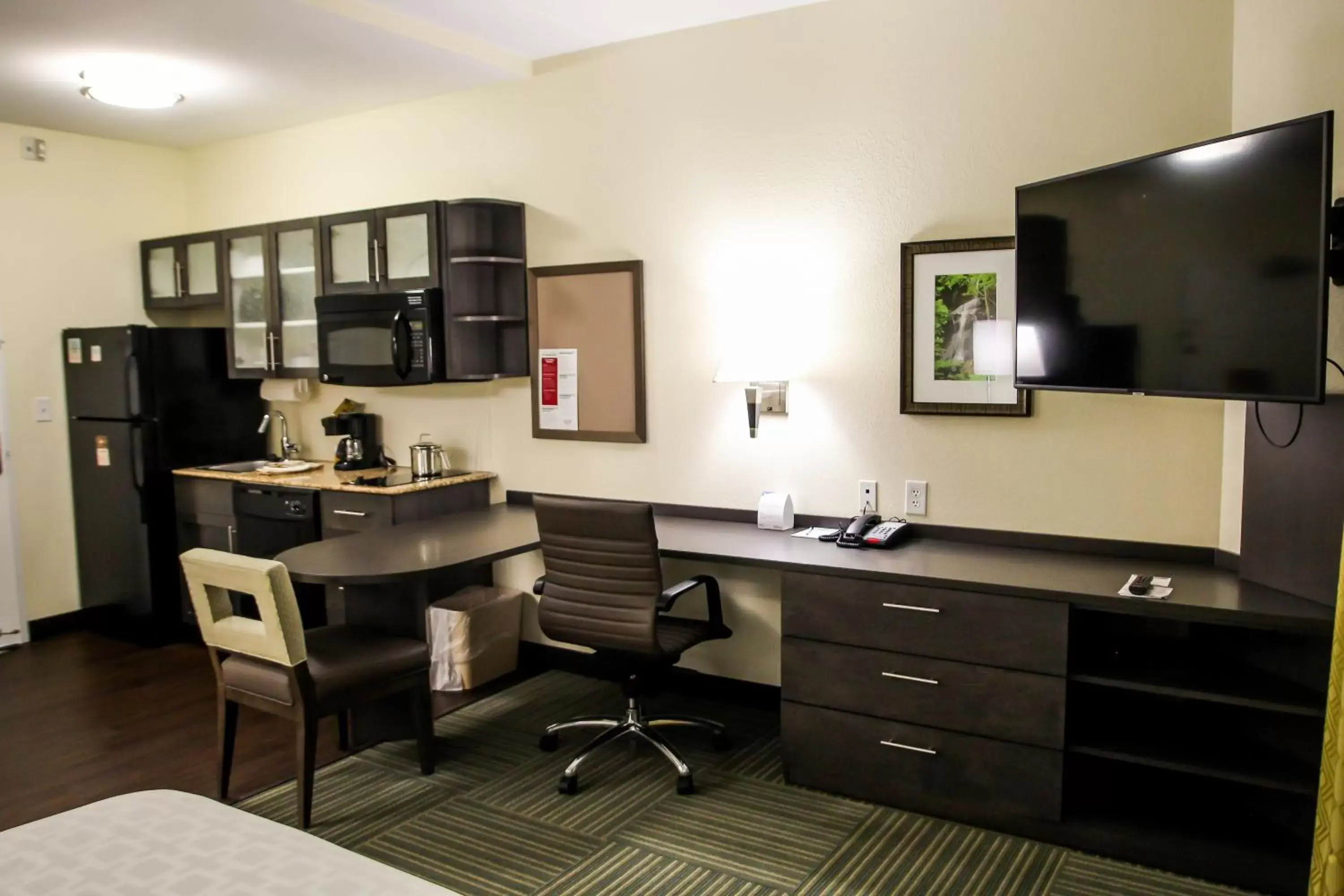 Photo of the whole room, TV/Entertainment Center in Candlewood Suites Richmond North-Glen Allen, an IHG Hotel