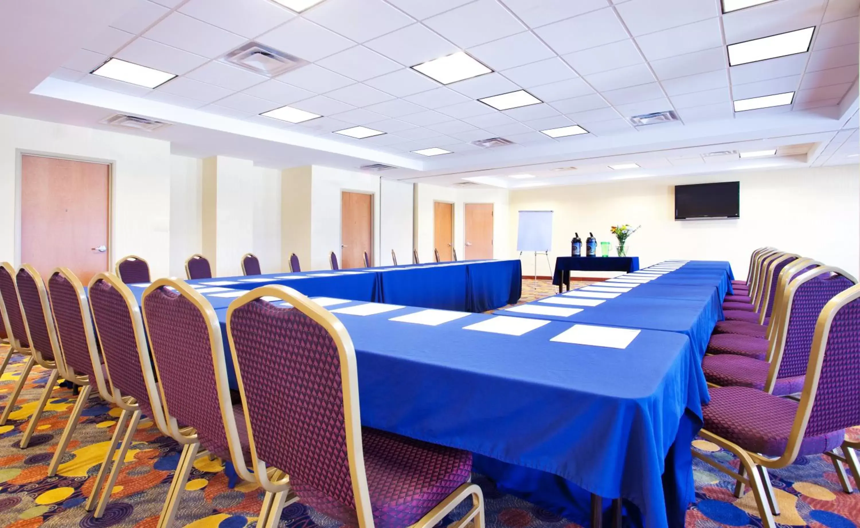 Meeting/conference room in Holiday Inn Express Hotel & Suites Waukegan/Gurnee, an IHG Hotel