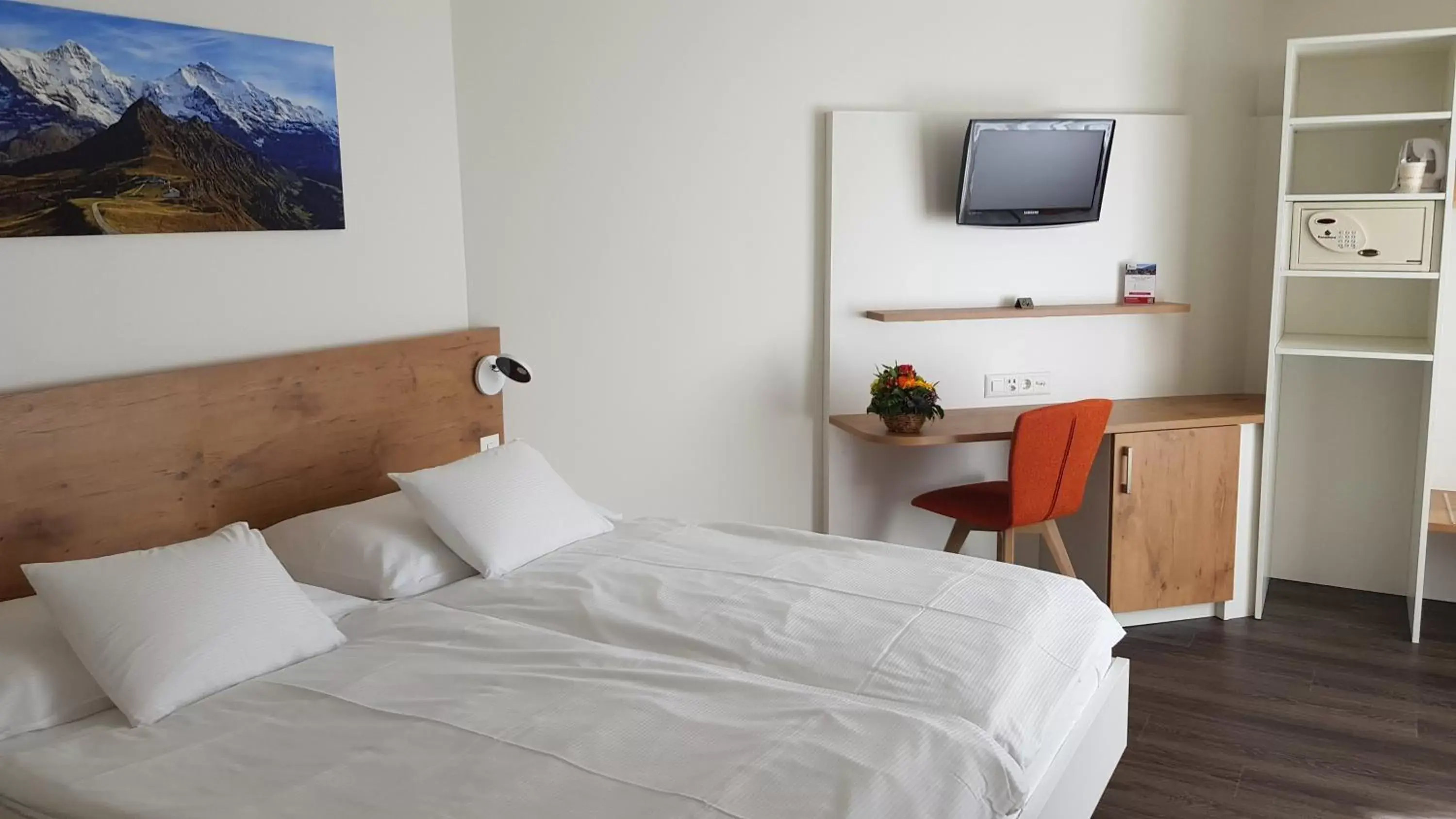 Photo of the whole room, Bed in Hotel Bernerhof Photo of the whole room, Bed in Hotel Bernerhof