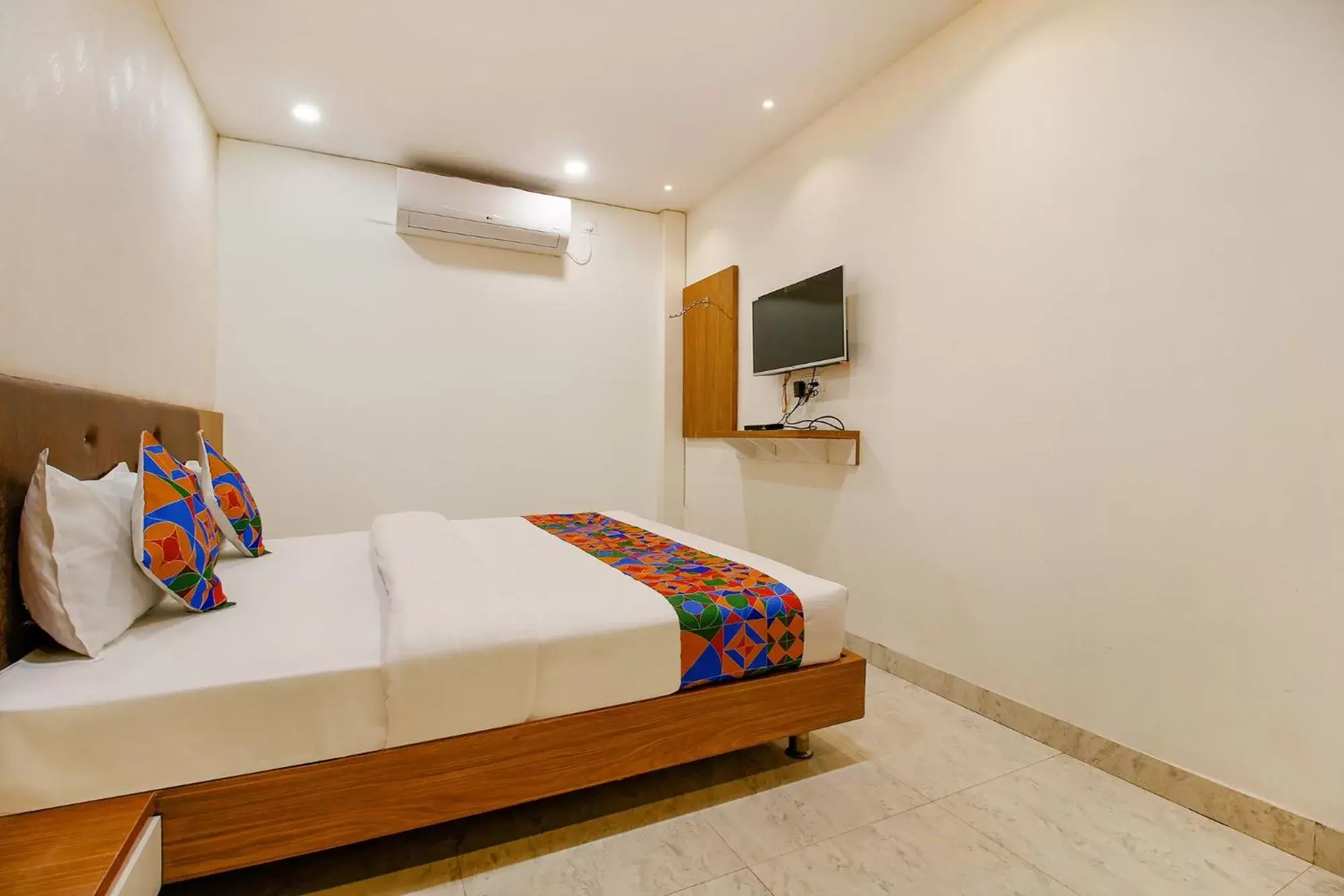 TV and multimedia, Bed in FabHotel Silkroute Palace TV and multimedia, Bed in FabHotel Silkroute Palace