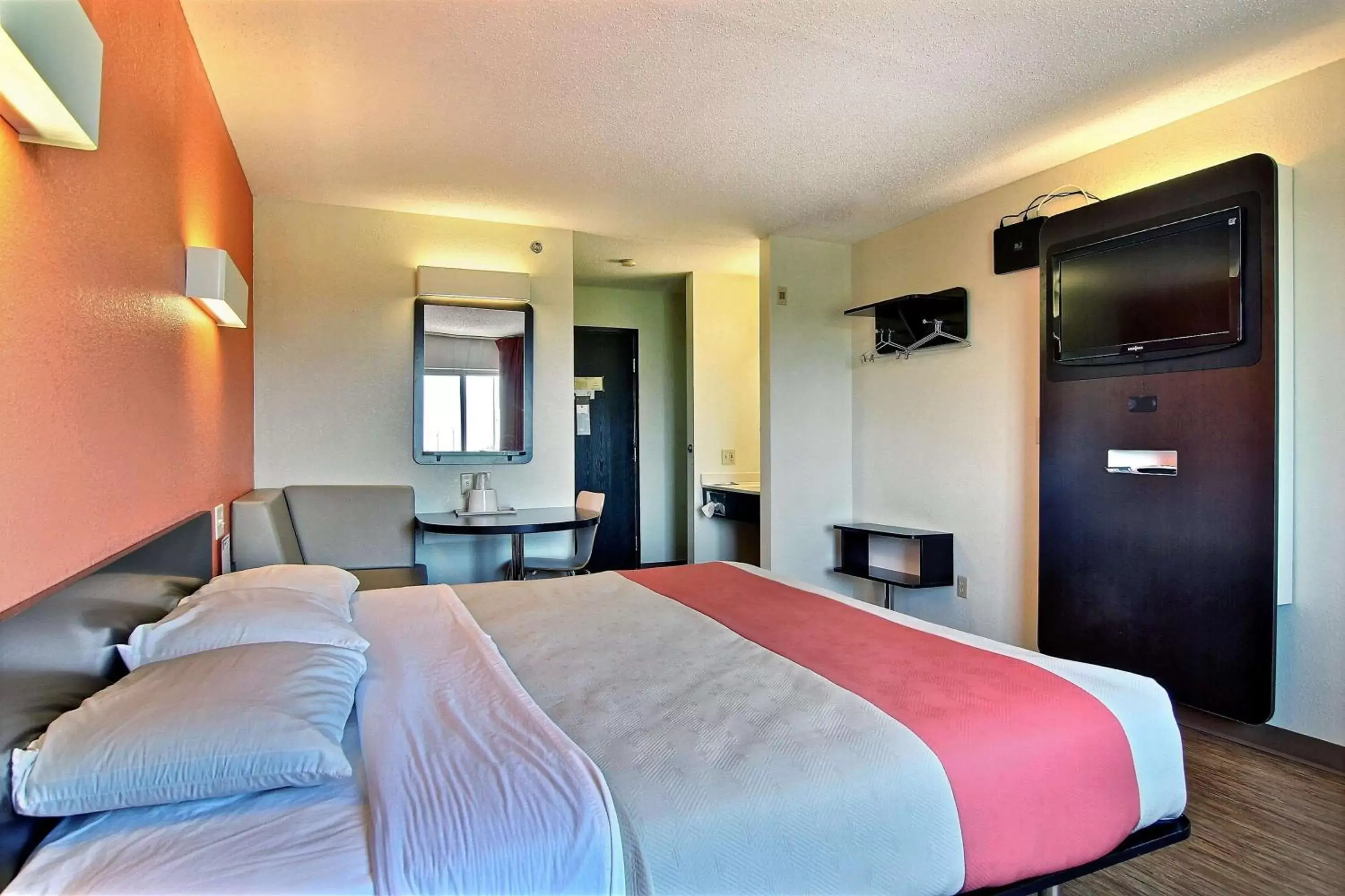 TV and multimedia, Bed in Motel 6-Gilman, IL