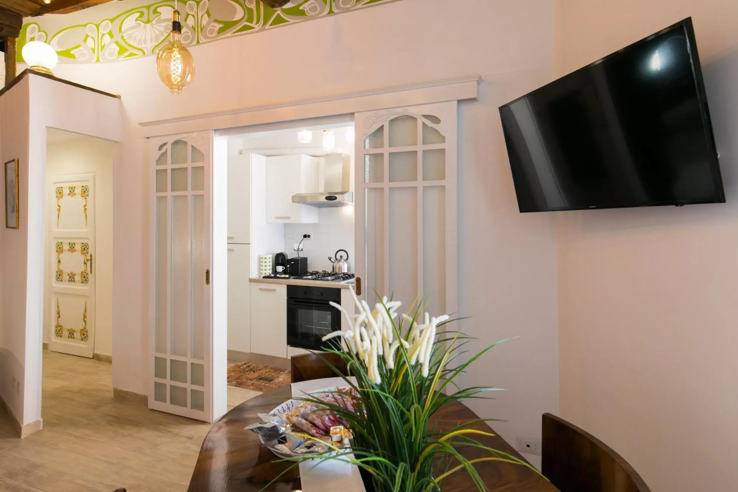 Kitchen or kitchenette, TV/Entertainment Center in Navona Open Space Apartments